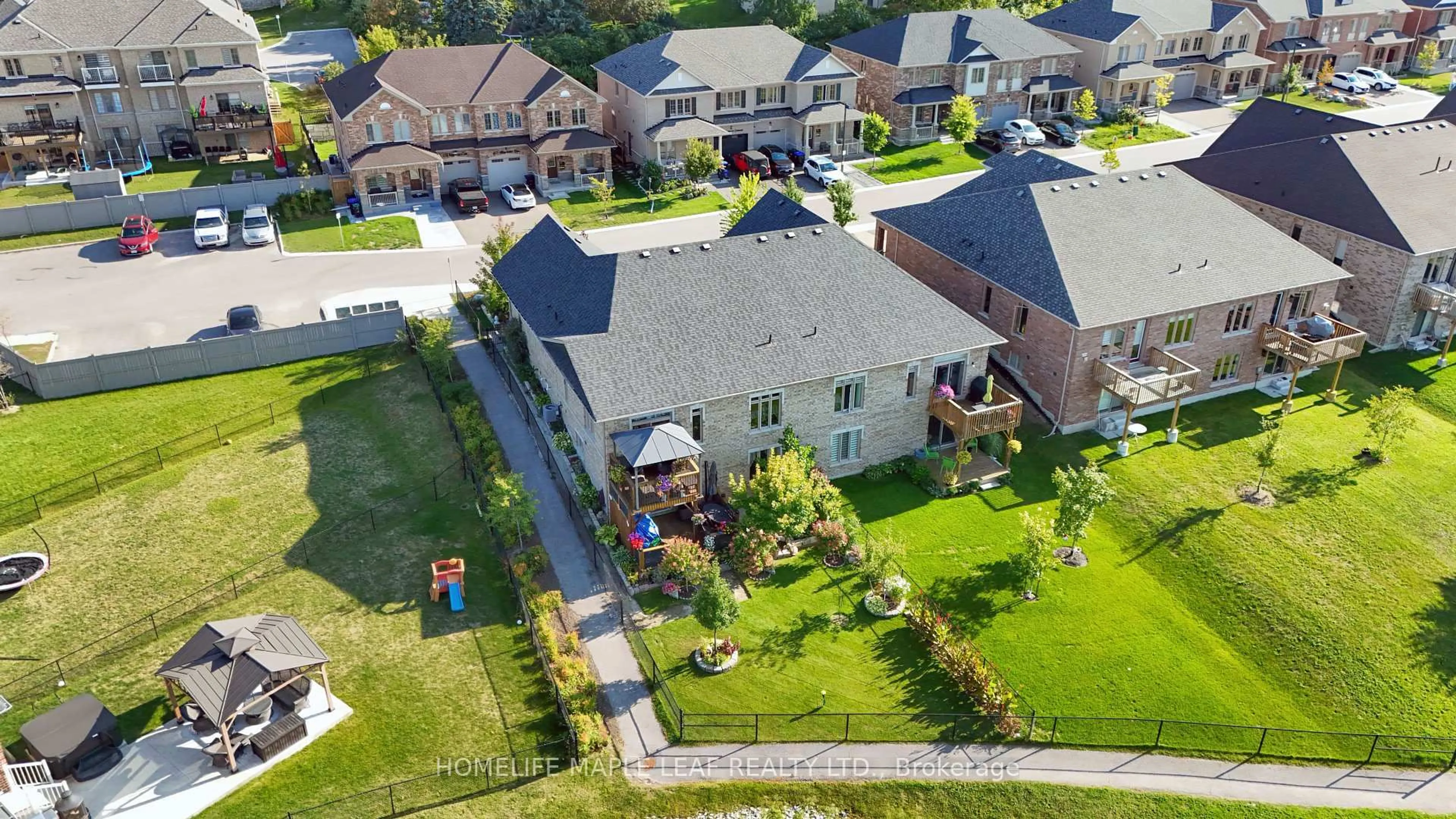 A pic from outside/outdoor area/front of a property/back of a property/a pic from drone, street for 126 Kingsmere Cres, New Tecumseth Ontario L9R 0K8