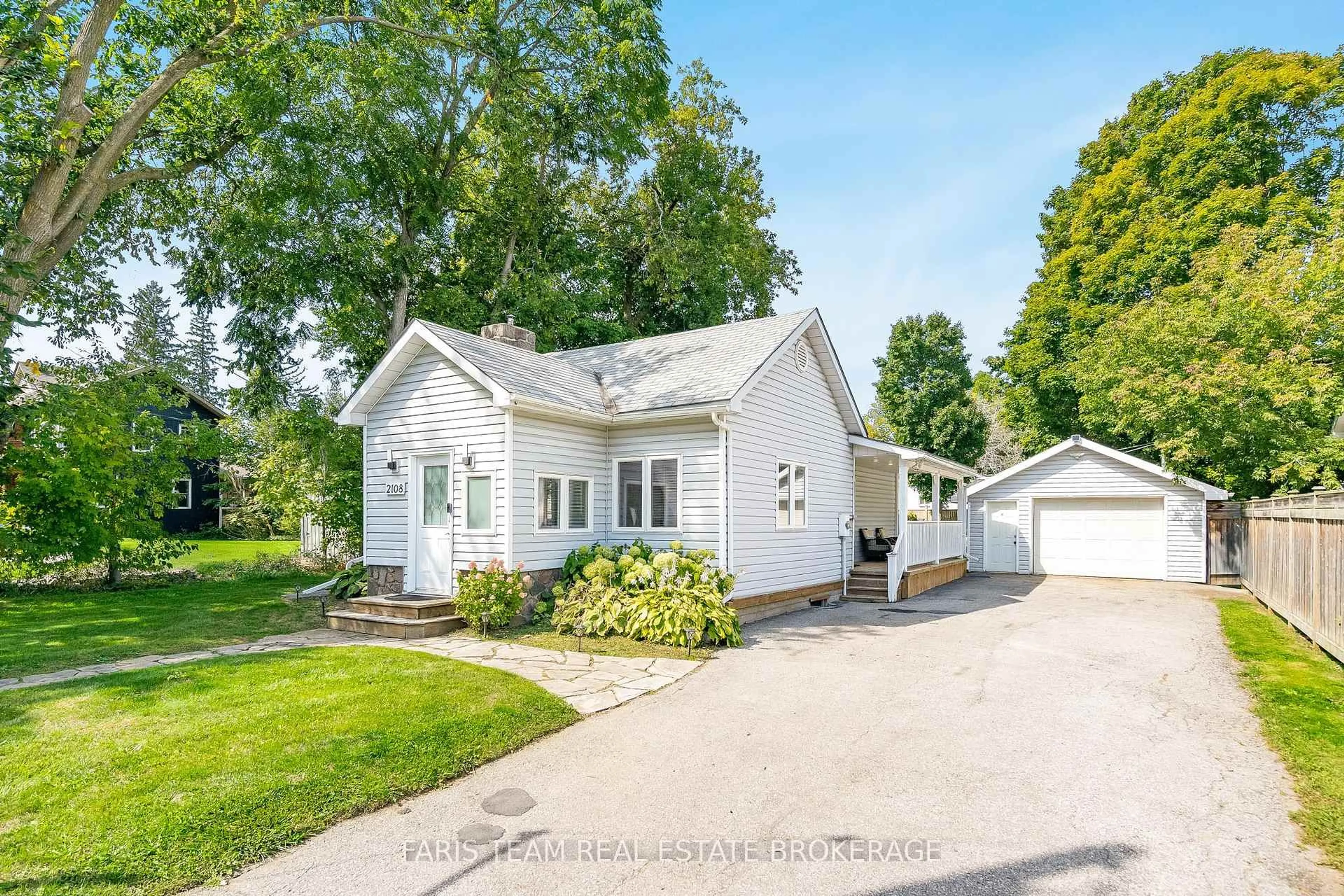 A pic from outside/outdoor area/front of a property/back of a property/a pic from drone, street for 2108 Victoria St, Innisfil Ontario L9S 1K4