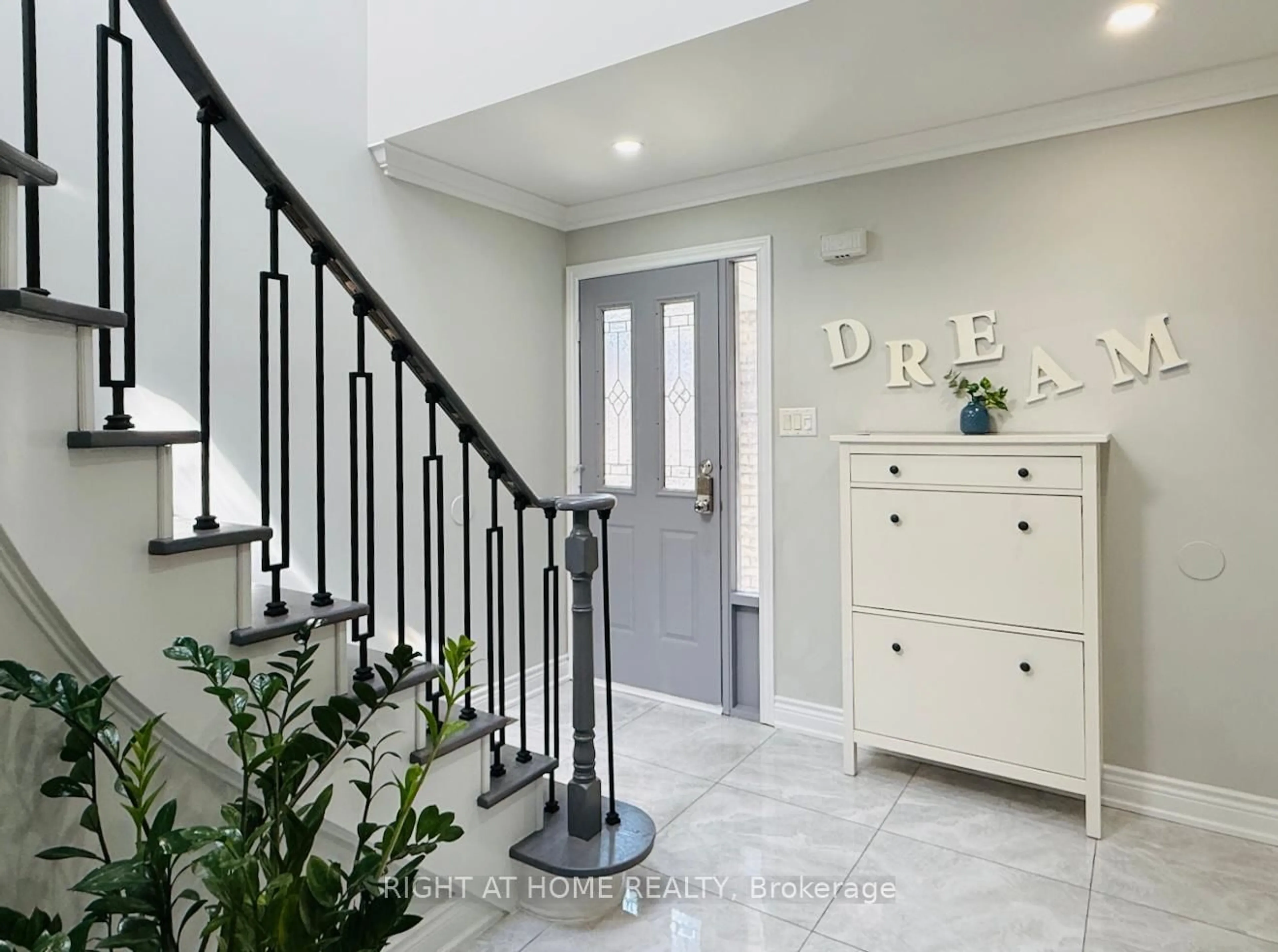 Indoor entryway for 96 Irenemount Cres, Markham Ontario L3S 3C3