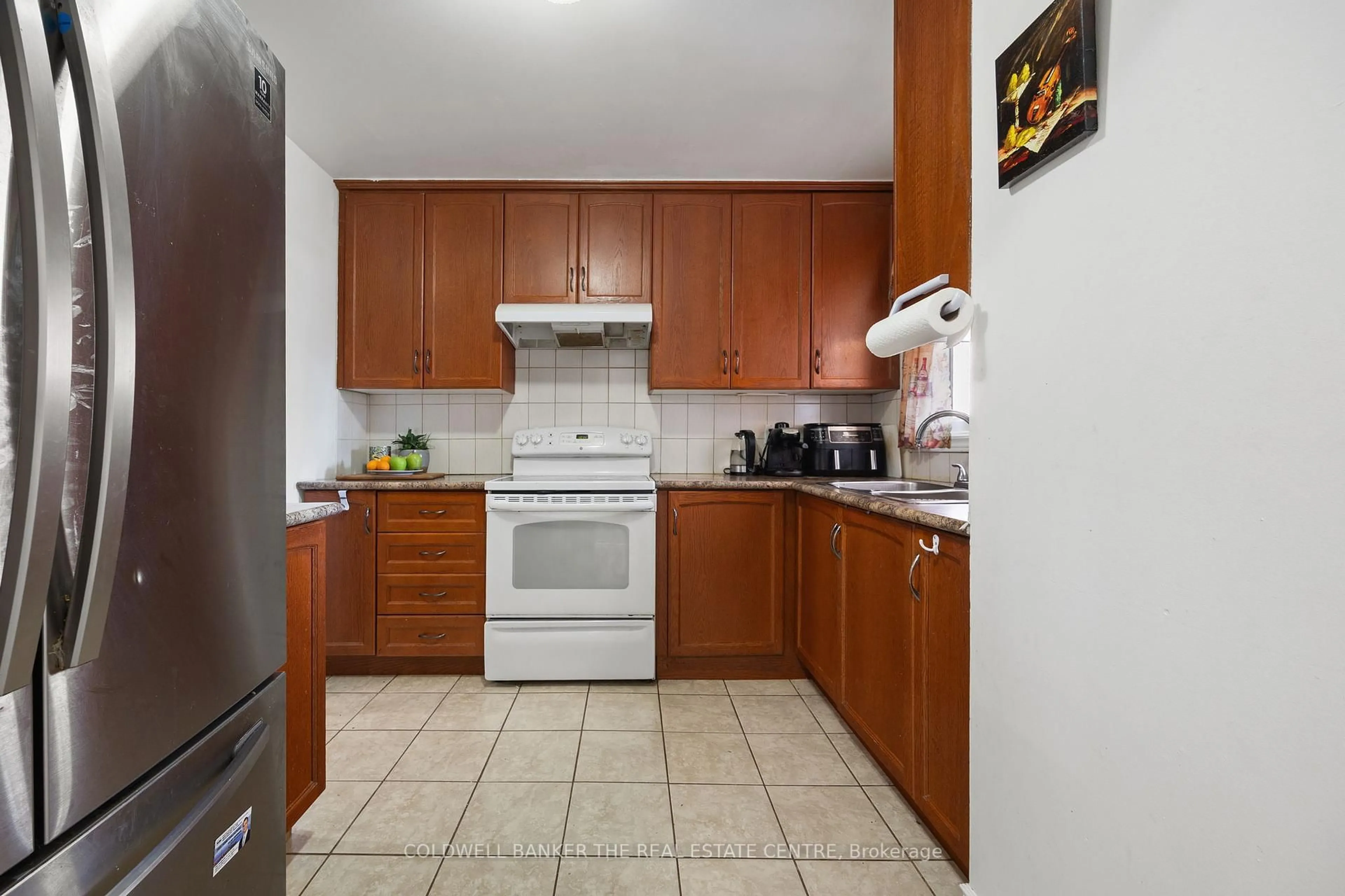 Standard kitchen, unknown for 23 Riviera Dr, Vaughan Ontario L4K 2H9
