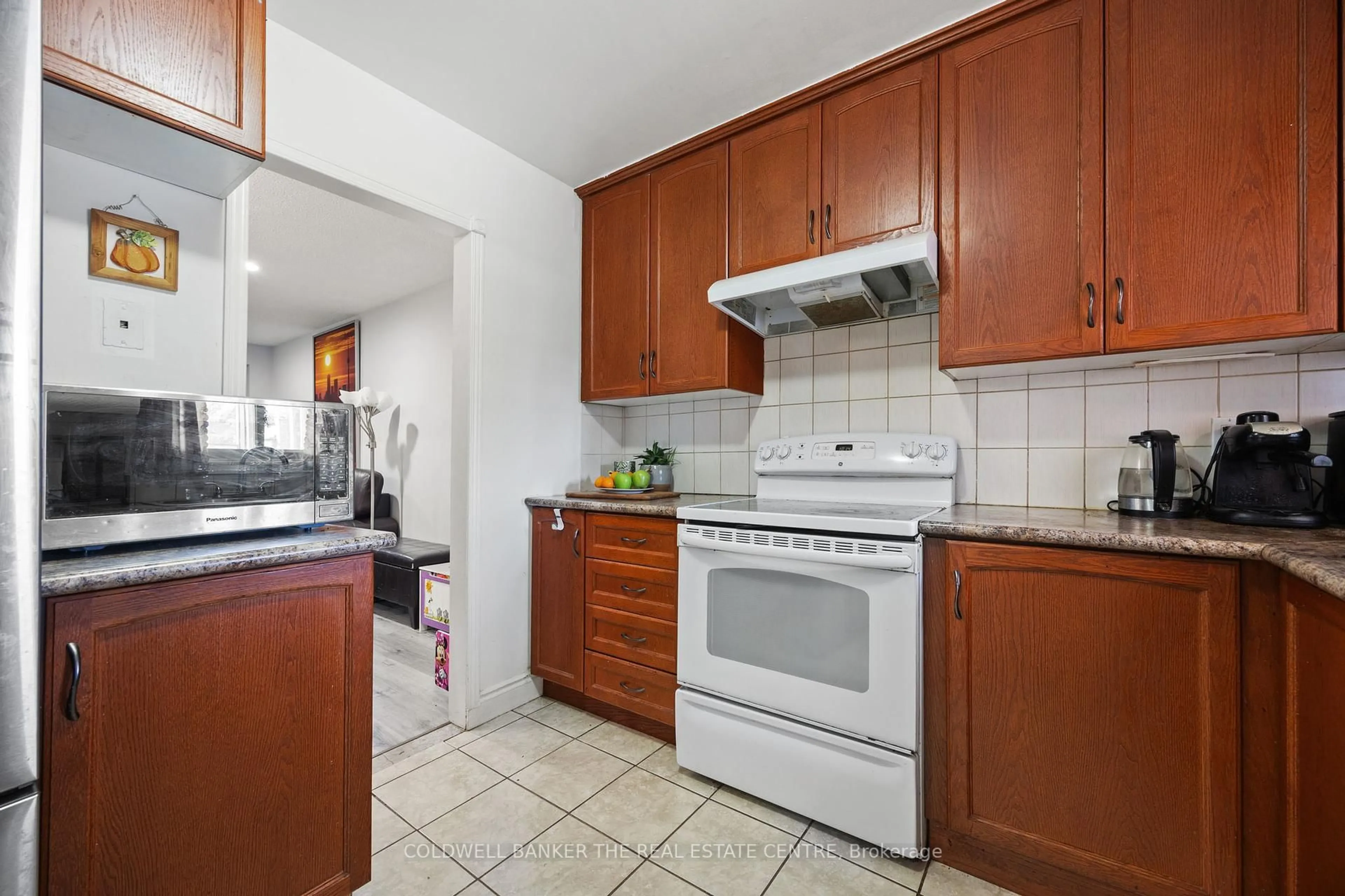 Standard kitchen, unknown for 23 Riviera Dr, Vaughan Ontario L4K 2H9