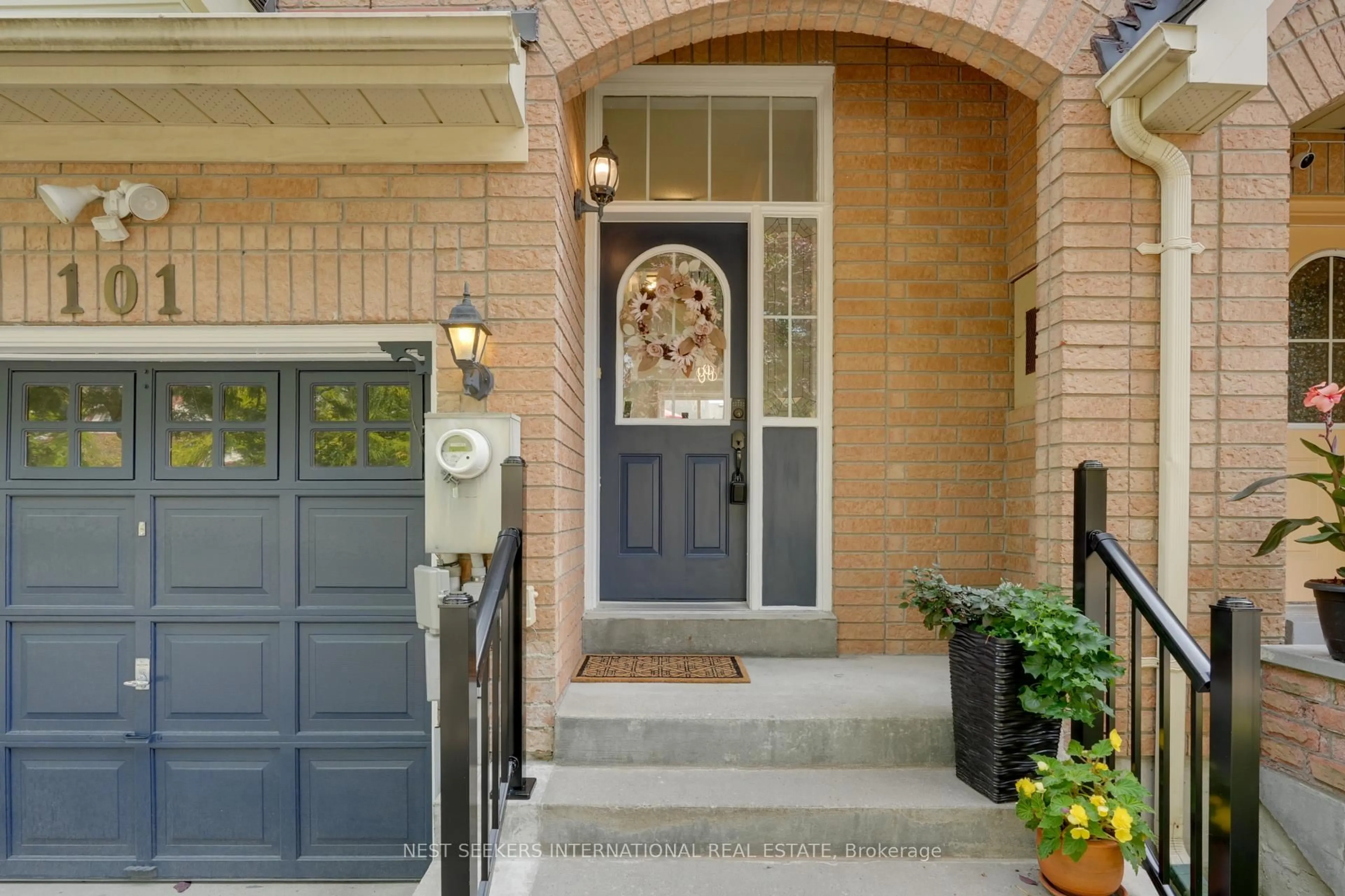 Indoor entryway for 101 Mugford Rd, Aurora Ontario L4G 7J5