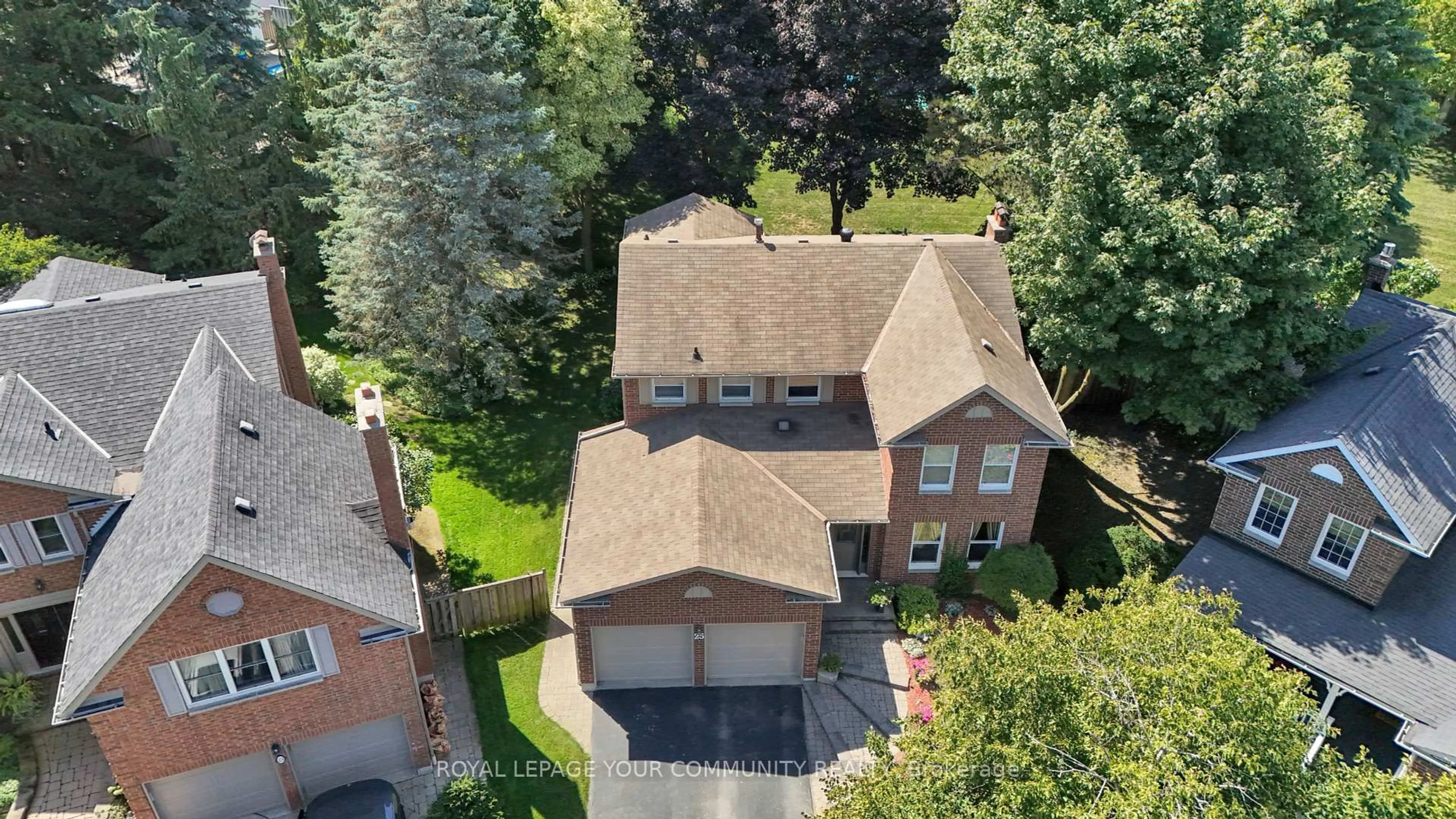A pic from outside/outdoor area/front of a property/back of a property/a pic from drone, street for 25 Hare Crt, Markham Ontario L3P 4K5