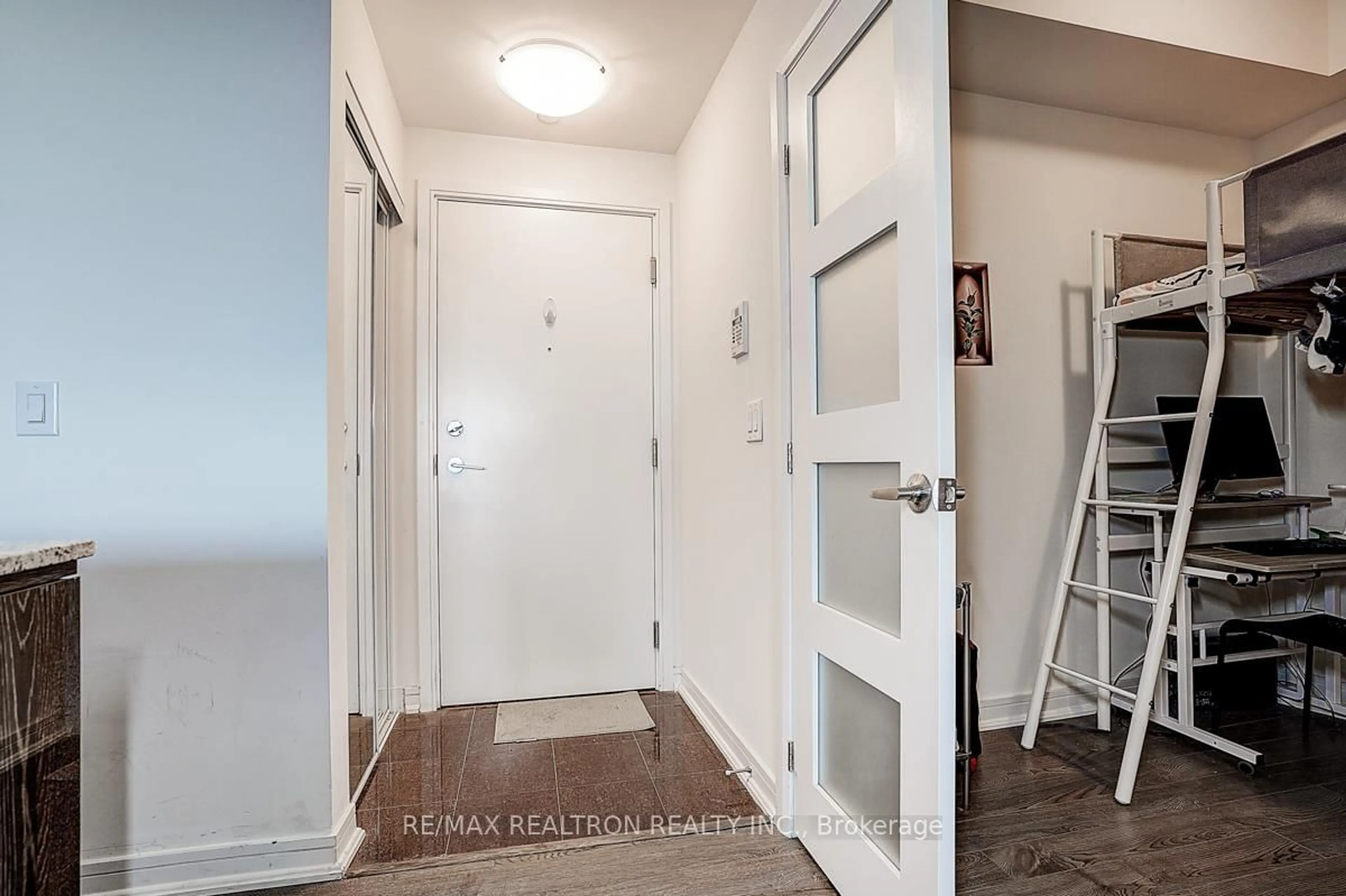 Indoor entryway for 9205 Yonge St #1407, Richmond Hill Ontario L4C 1V5