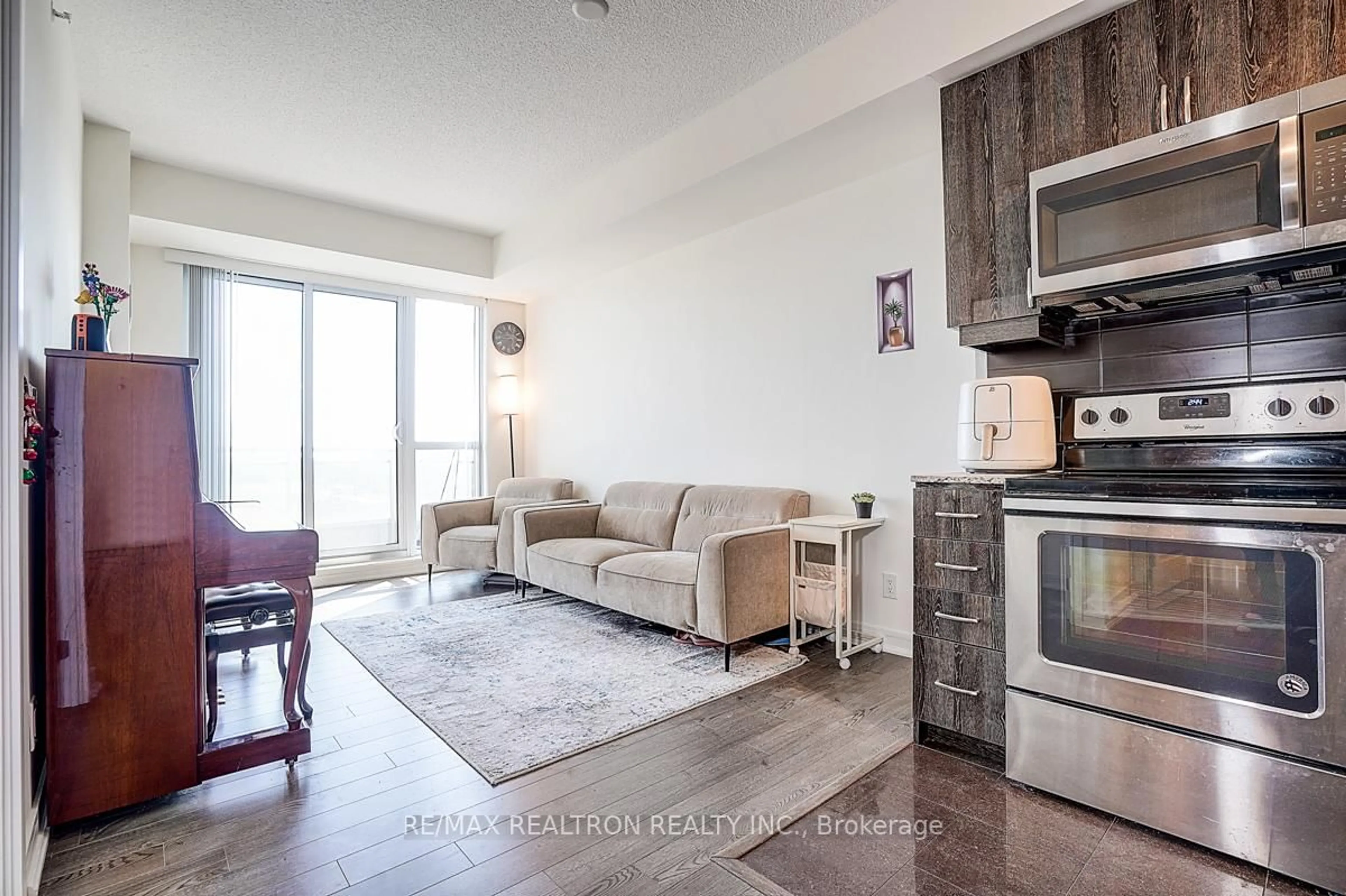 Living room with furniture, unknown for 9205 Yonge St #1407, Richmond Hill Ontario L4C 1V5