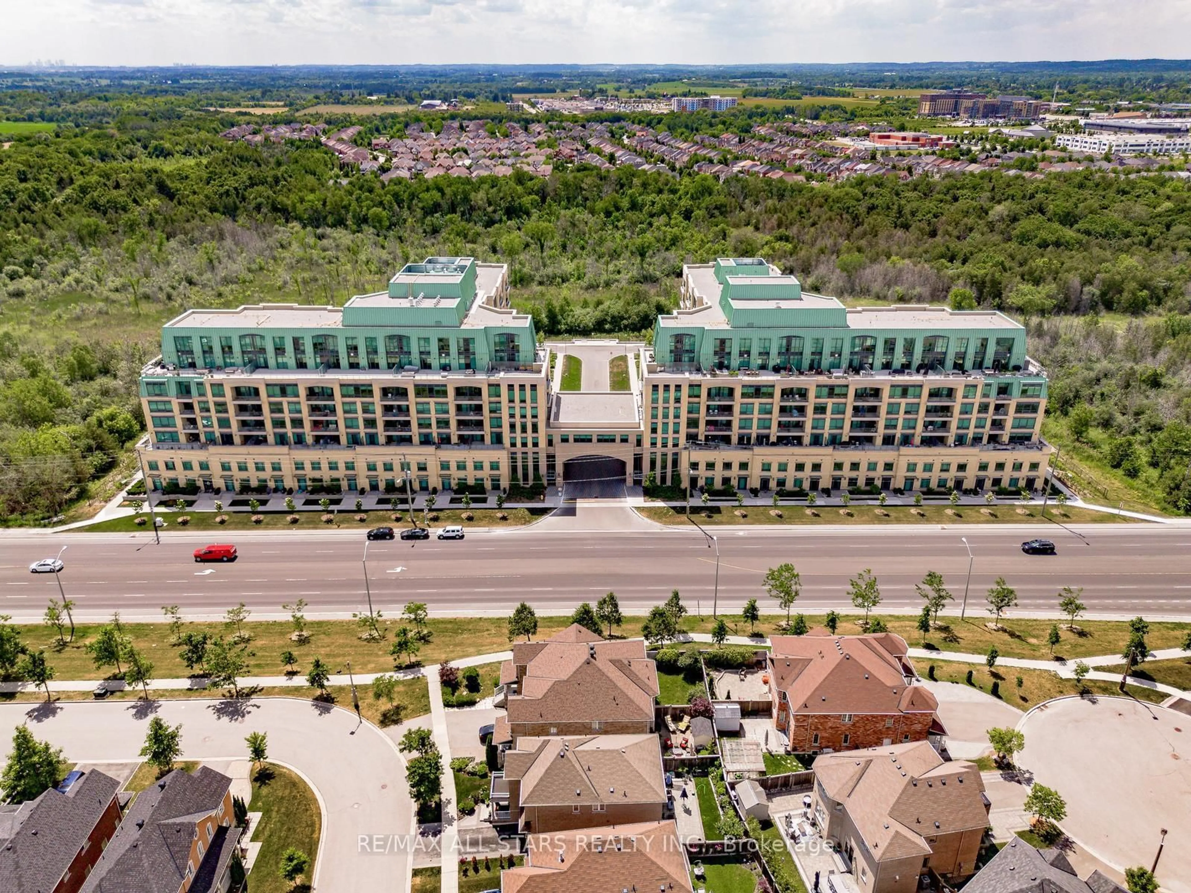 A pic from outside/outdoor area/front of a property/back of a property/a pic from drone, unknown for 11750 Ninth Line #433, Whitchurch-Stouffville Ontario L4A 5G1