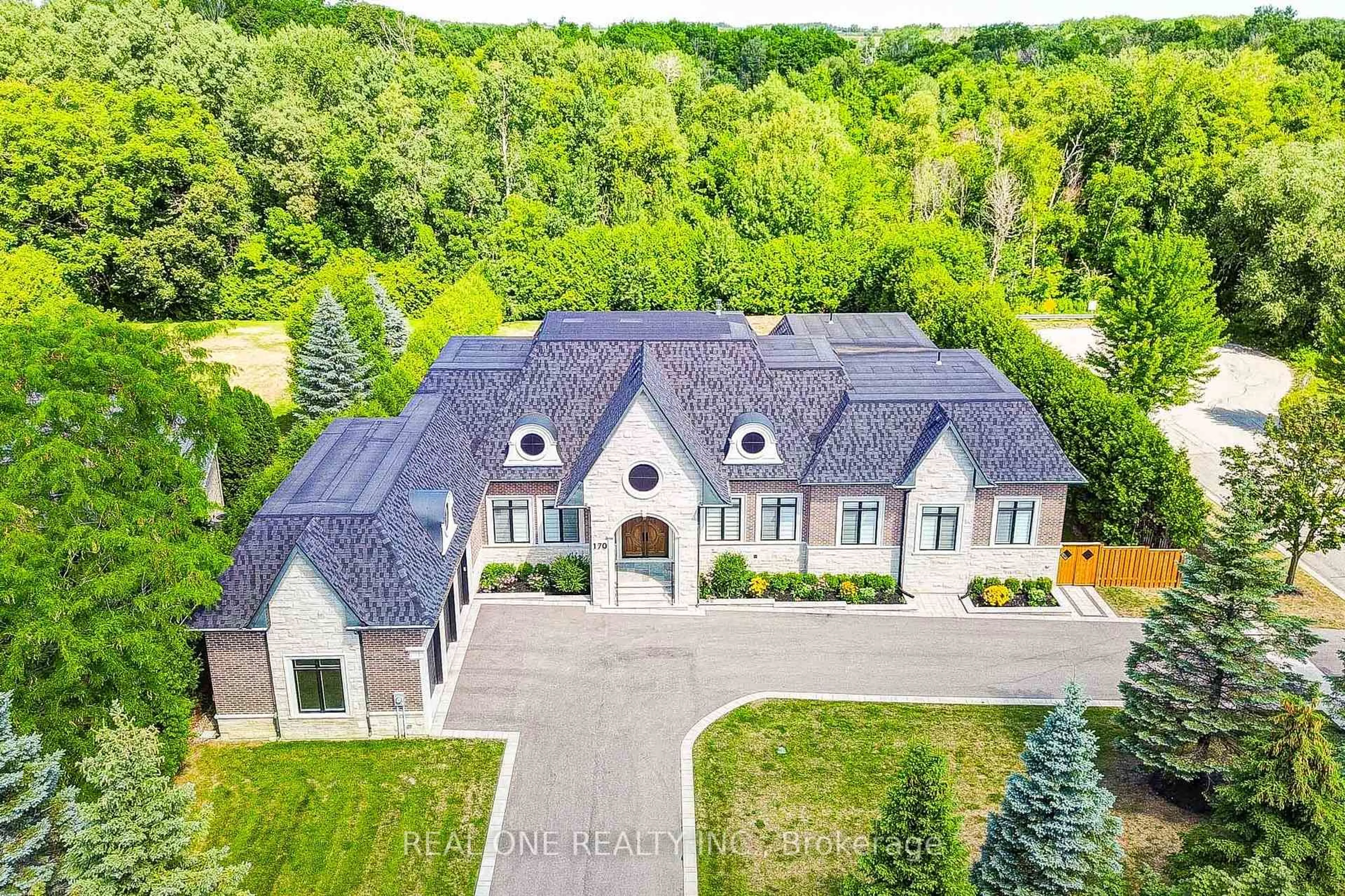 A pic from outside/outdoor area/front of a property/back of a property/a pic from drone, unknown for 170 Ward Ave, East Gwillimbury Ontario L0G 1V0