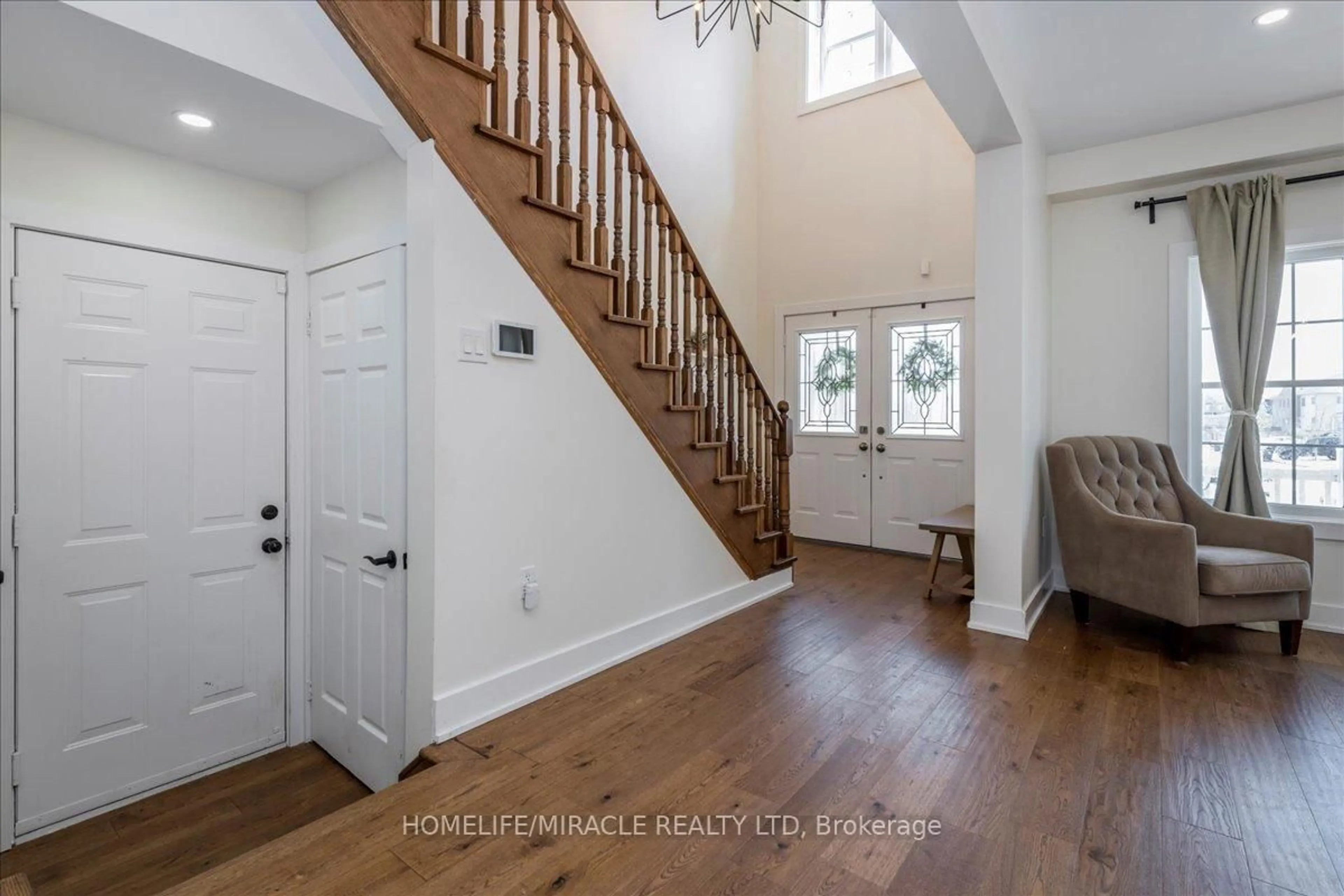 Indoor entryway for 30 Gold Park Gate, Essa Ontario L0M 1B4