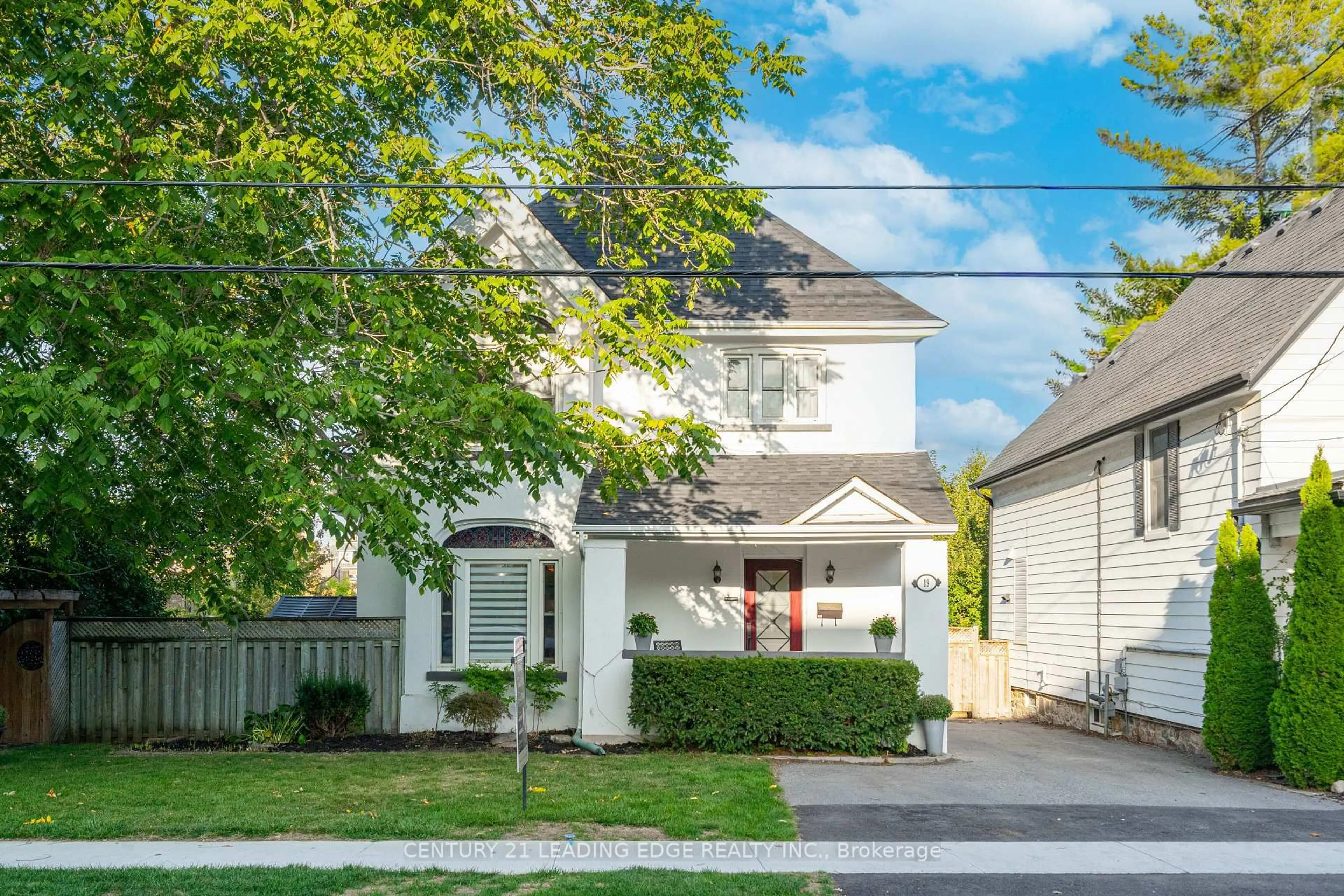 Home with vinyl exterior material, street for 19 O'brien Ave, Whitchurch-Stouffville Ontario L4A 1G6