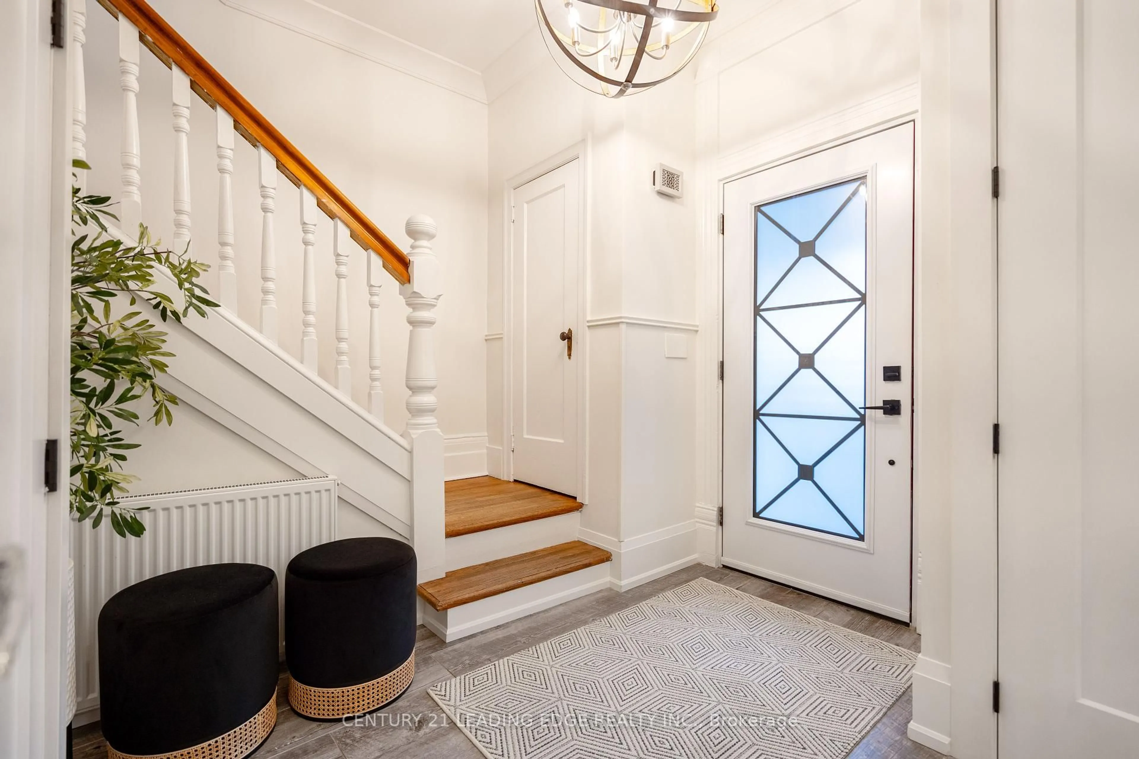 Indoor entryway for 19 O'brien Ave, Whitchurch-Stouffville Ontario L4A 1G6