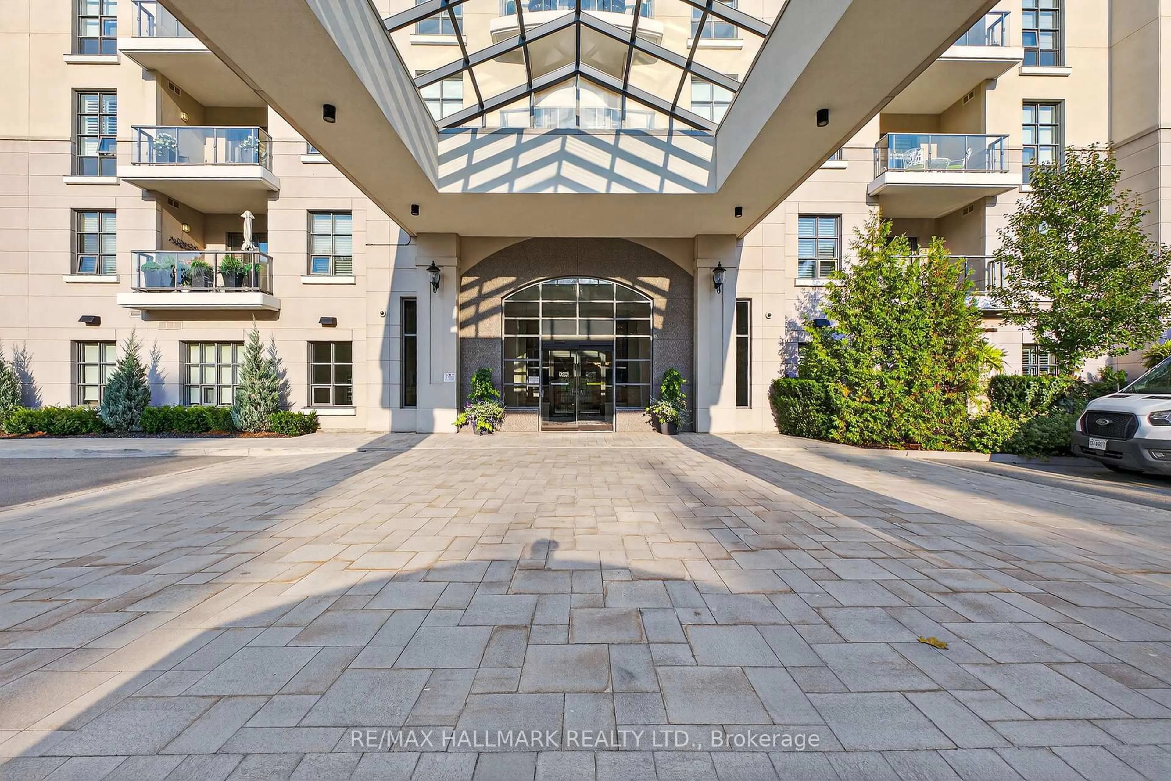 Indoor foyer for 9909 Pine Valley Dr #203, Vaughan Ontario L4H 0X6