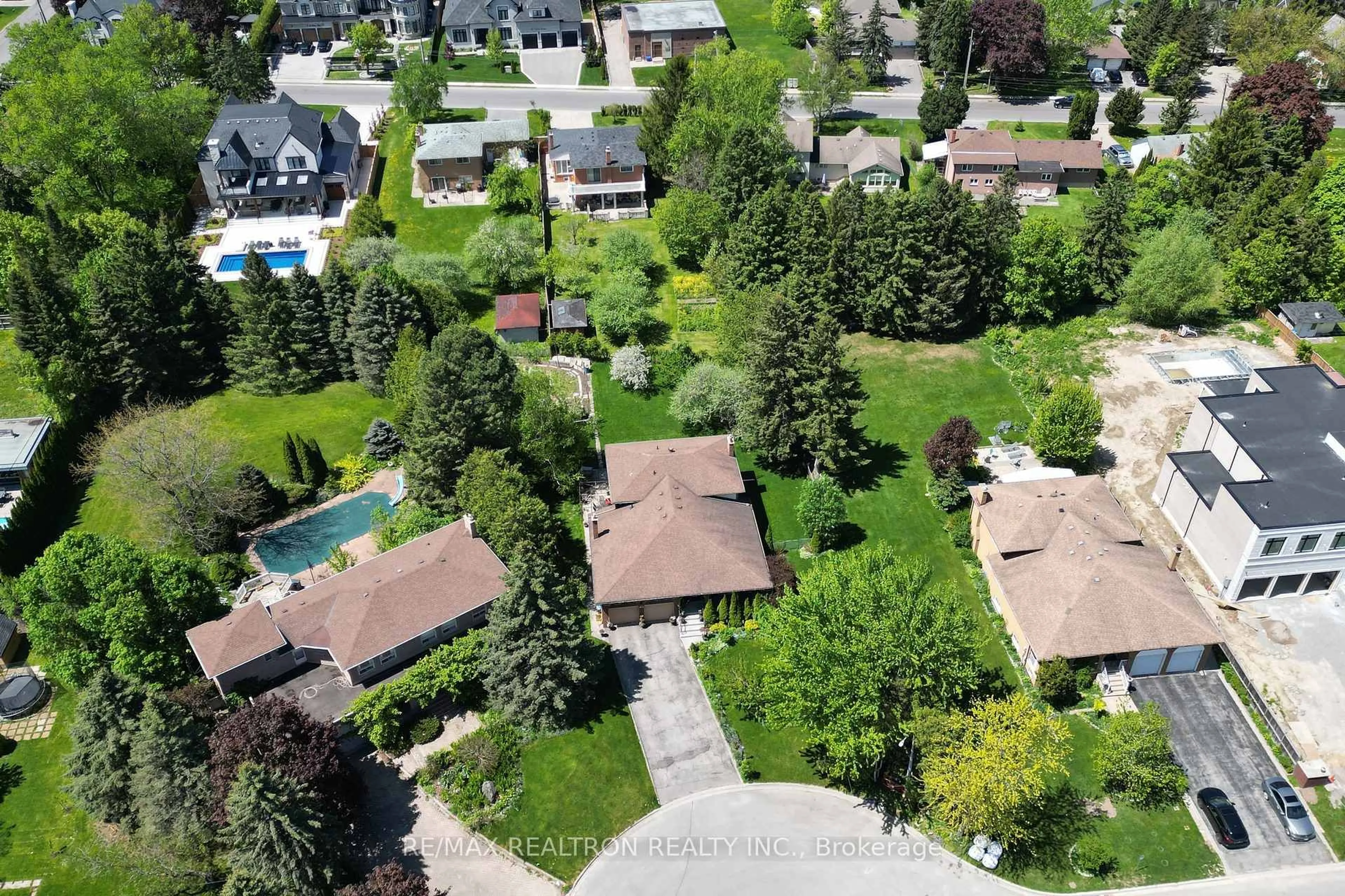 A pic from outside/outdoor area/front of a property/back of a property/a pic from drone, street for 42 Banner Lane, King Ontario L7B 1K2