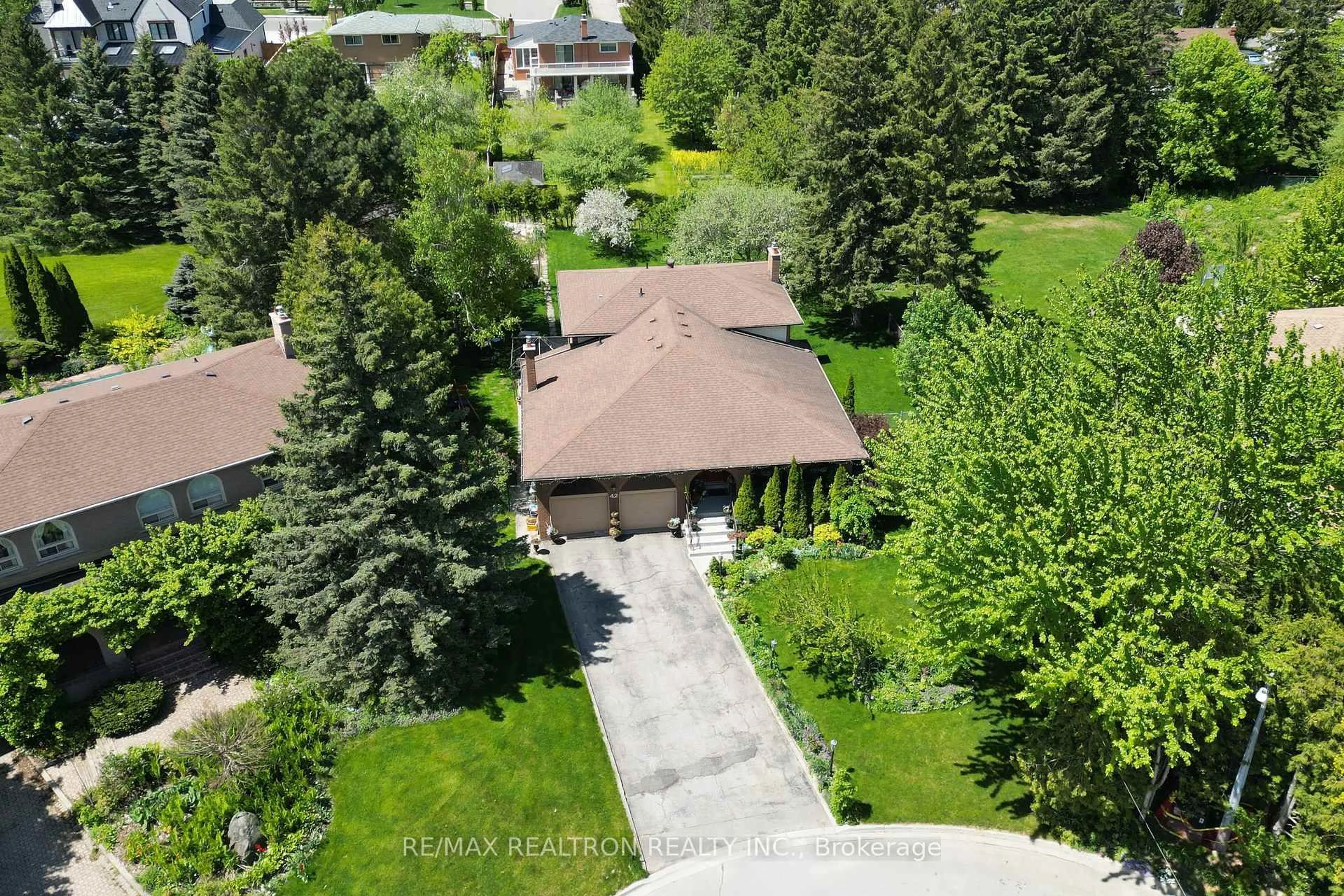 A pic from outside/outdoor area/front of a property/back of a property/a pic from drone, street for 42 Banner Lane, King Ontario L7B 1K2