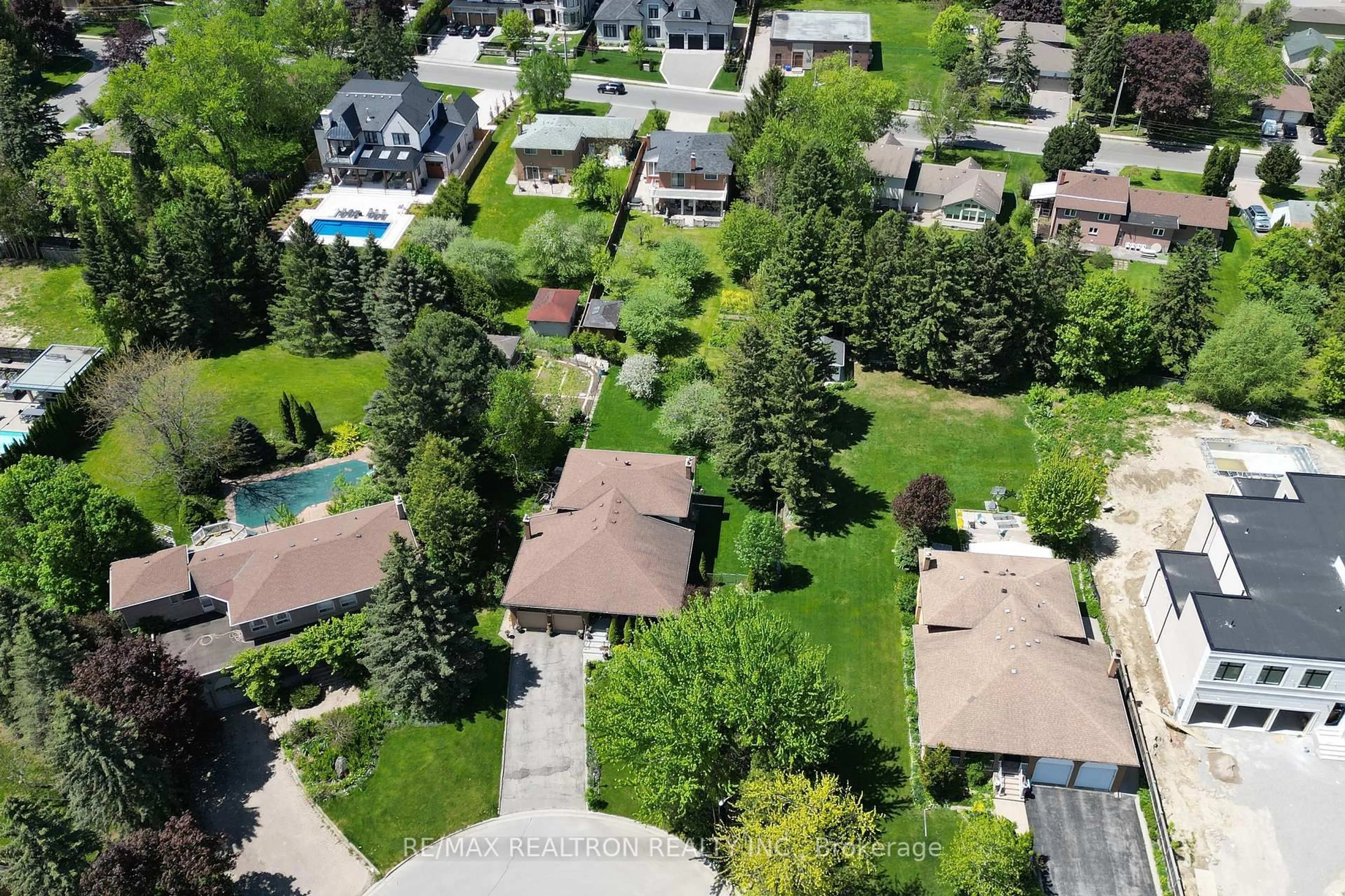 A pic from outside/outdoor area/front of a property/back of a property/a pic from drone, street for 42 Banner Lane, King Ontario L7B 1K2