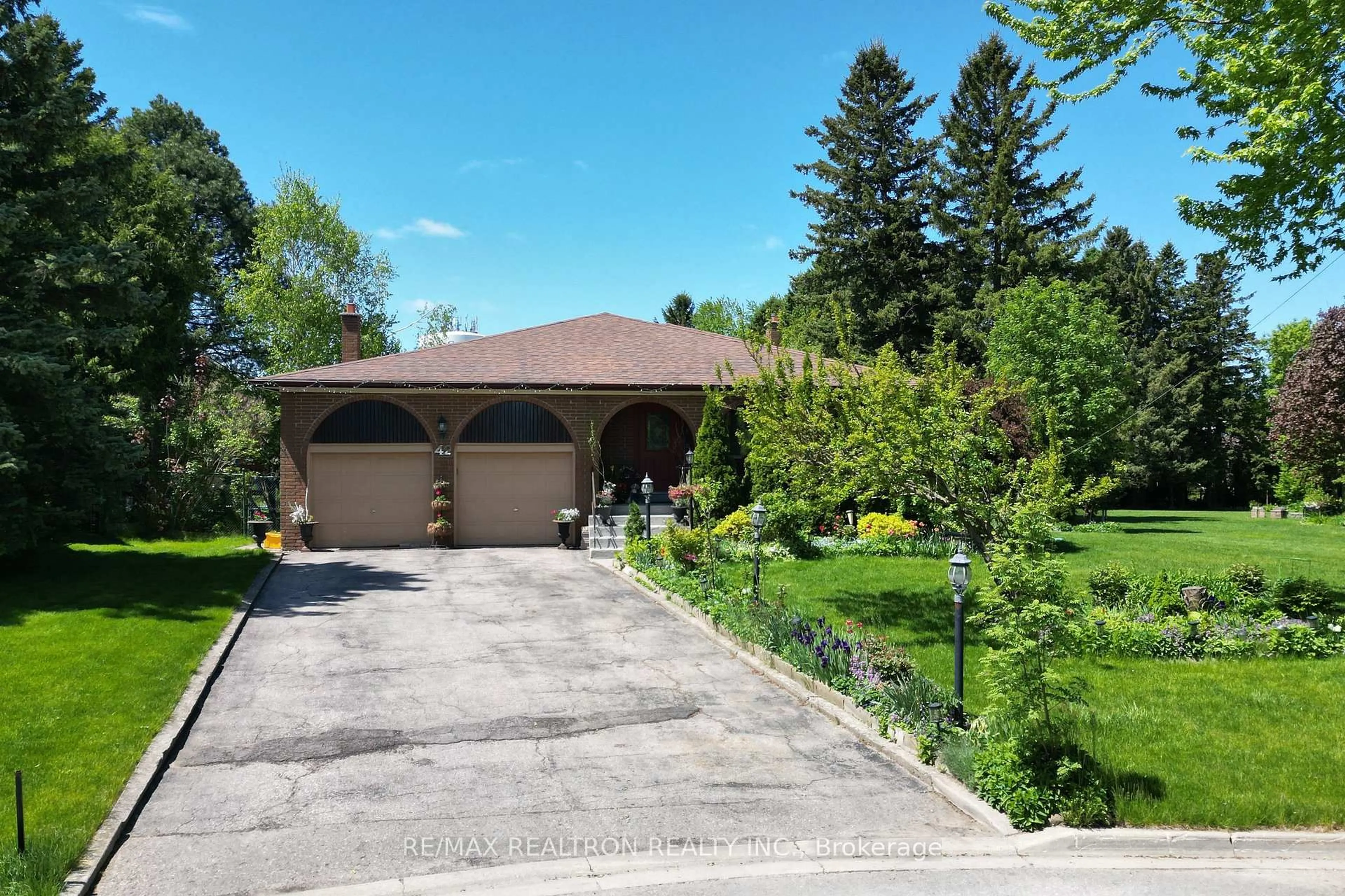 A pic from outside/outdoor area/front of a property/back of a property/a pic from drone, street for 42 Banner Lane, King Ontario L7B 1K2