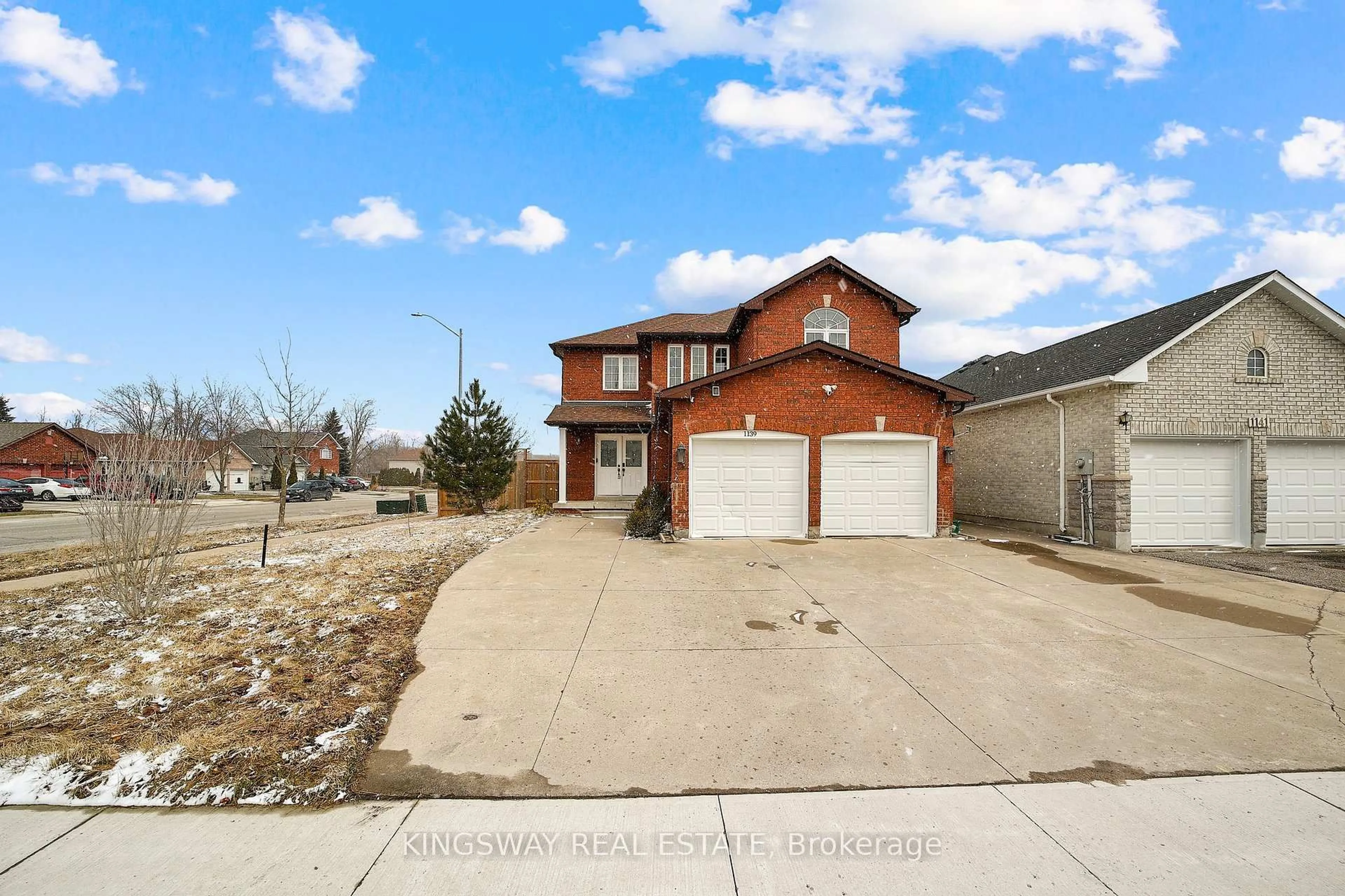 A pic from outside/outdoor area/front of a property/back of a property/a pic from drone, street for 1139 ORIOLE Cres, Innisfil Ontario L9S 2A8