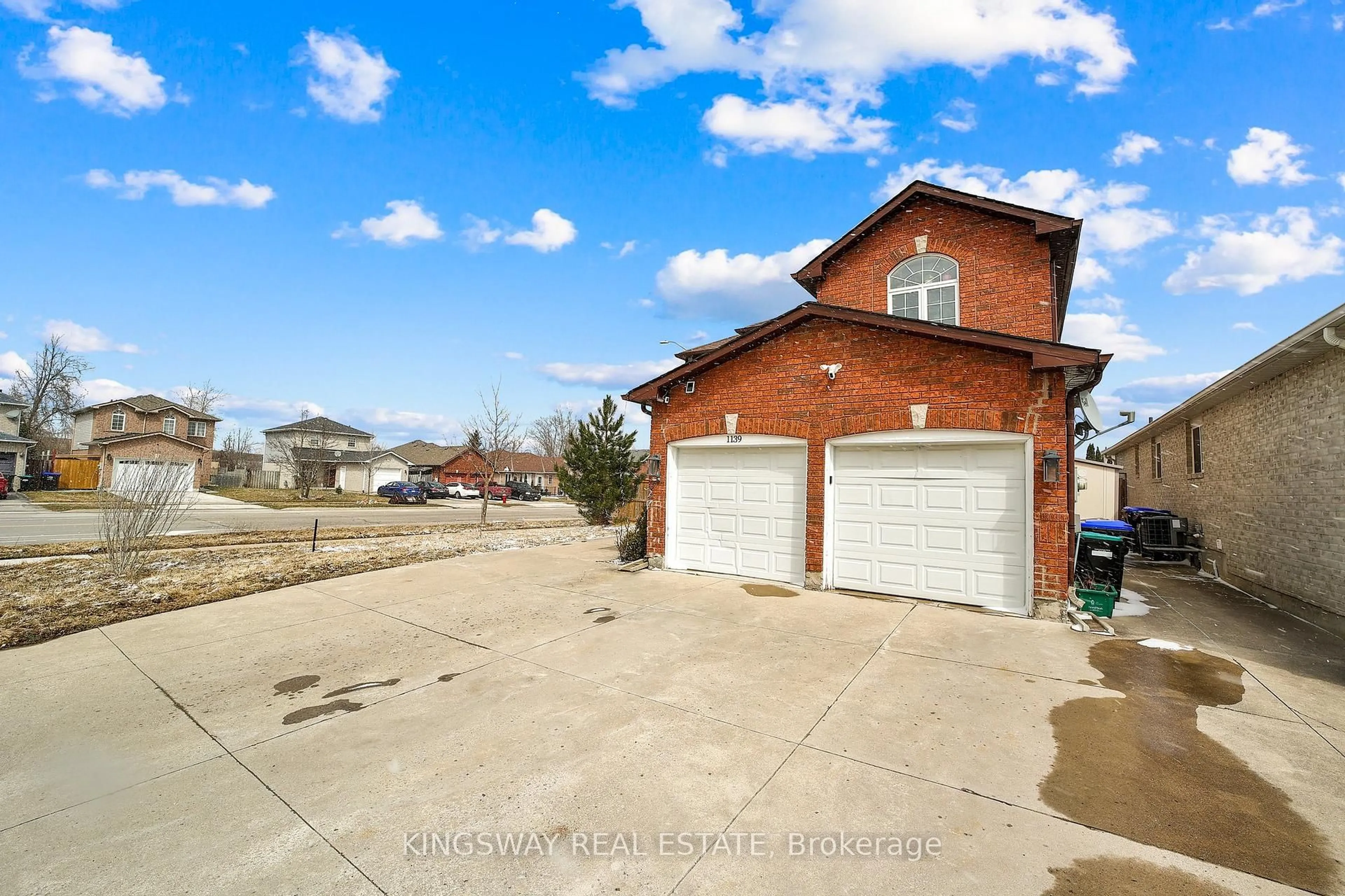 A pic from outside/outdoor area/front of a property/back of a property/a pic from drone, street for 1139 ORIOLE Cres, Innisfil Ontario L9S 2A8
