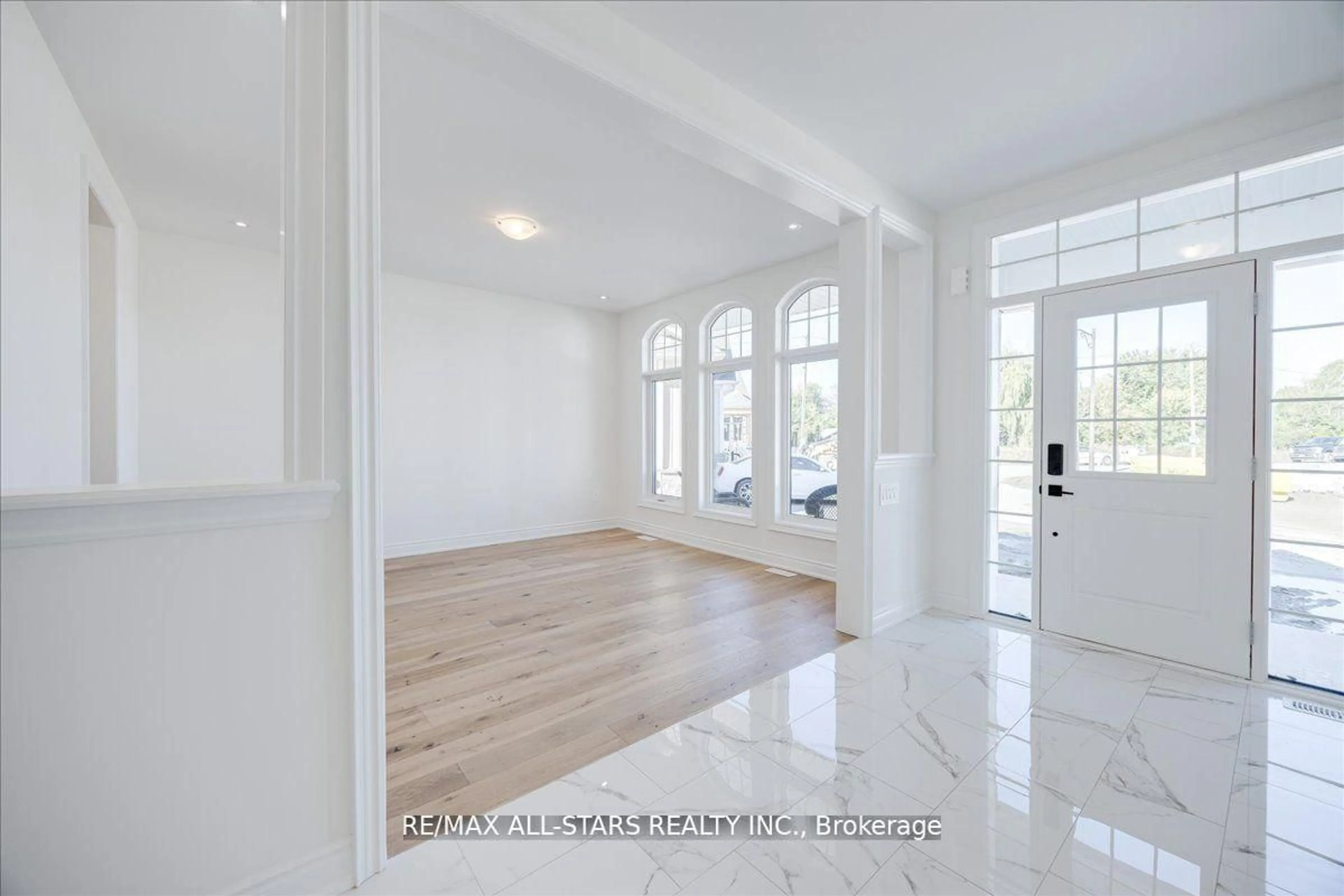 Indoor entryway for 59 Stadacona Ave, Georgina Ontario L0E 1R0