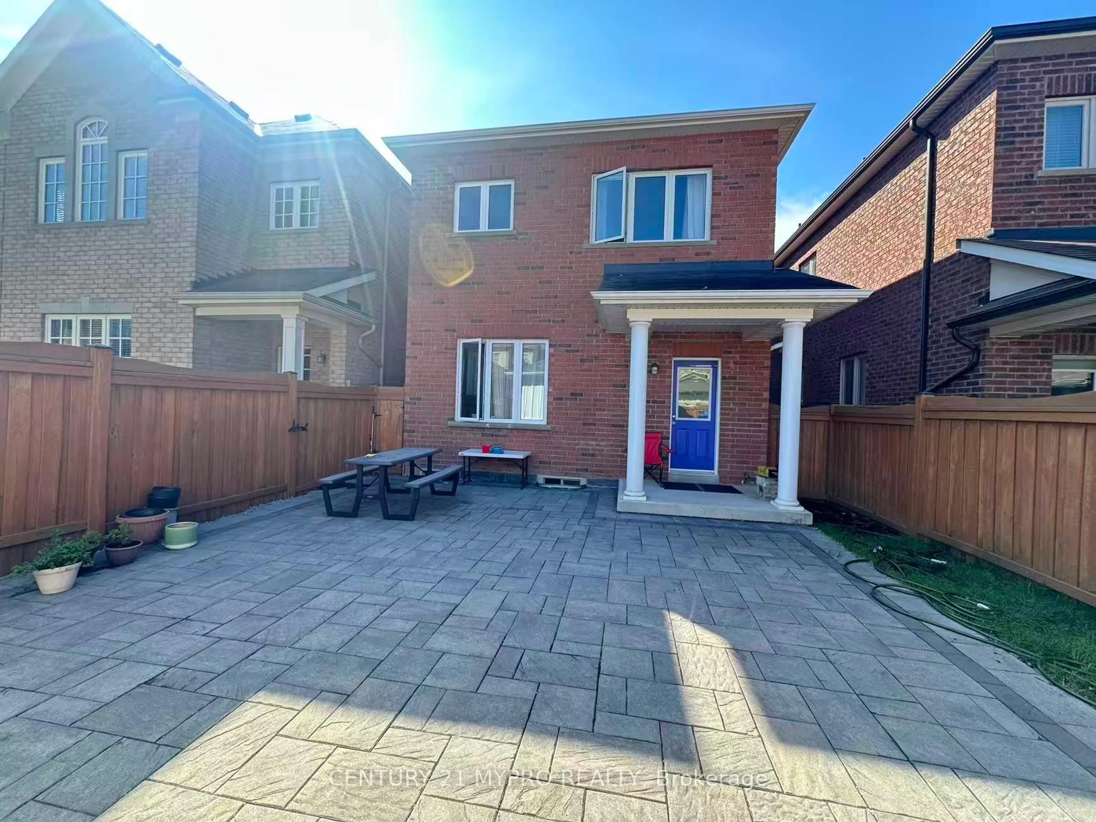 A pic from outside/outdoor area/front of a property/back of a property/a pic from drone, street for 26 Plantain Lane, Richmond Hill Ontario L4E 1B9