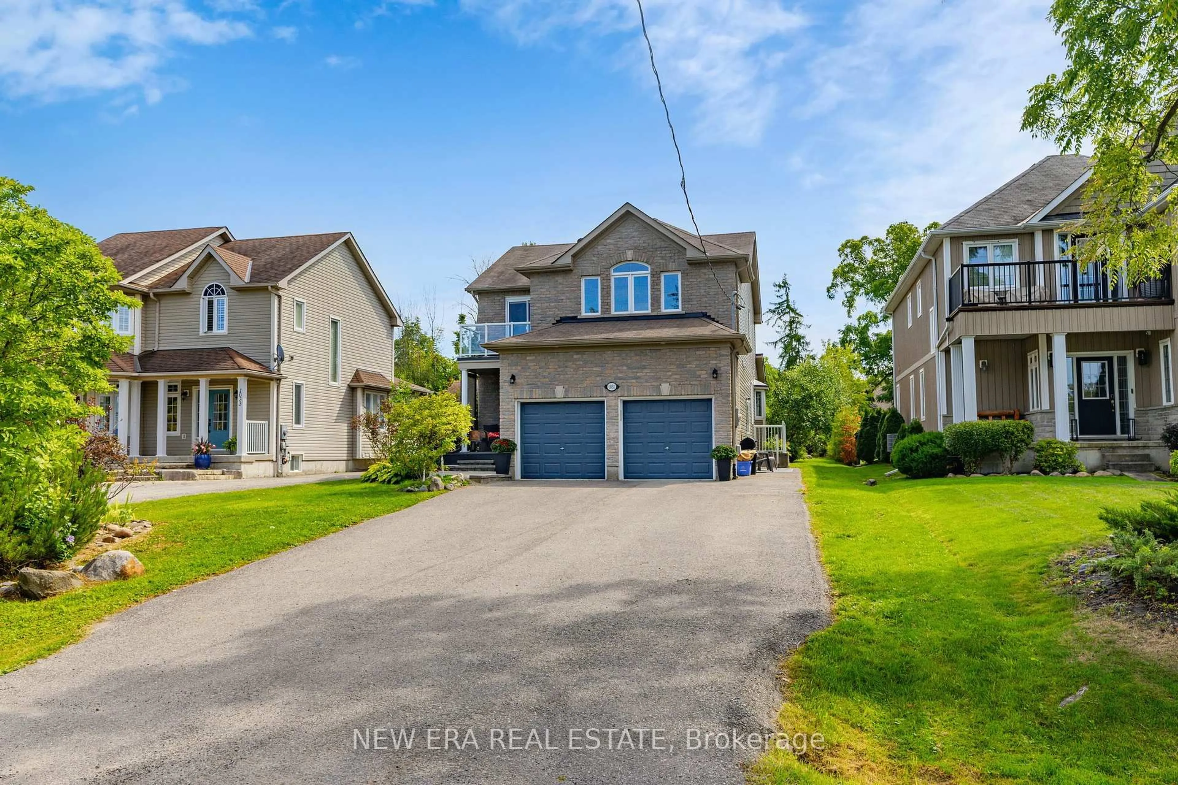 A pic from outside/outdoor area/front of a property/back of a property/a pic from drone, street for 1031 Lake Dr, Georgina Ontario L4P 3E9
