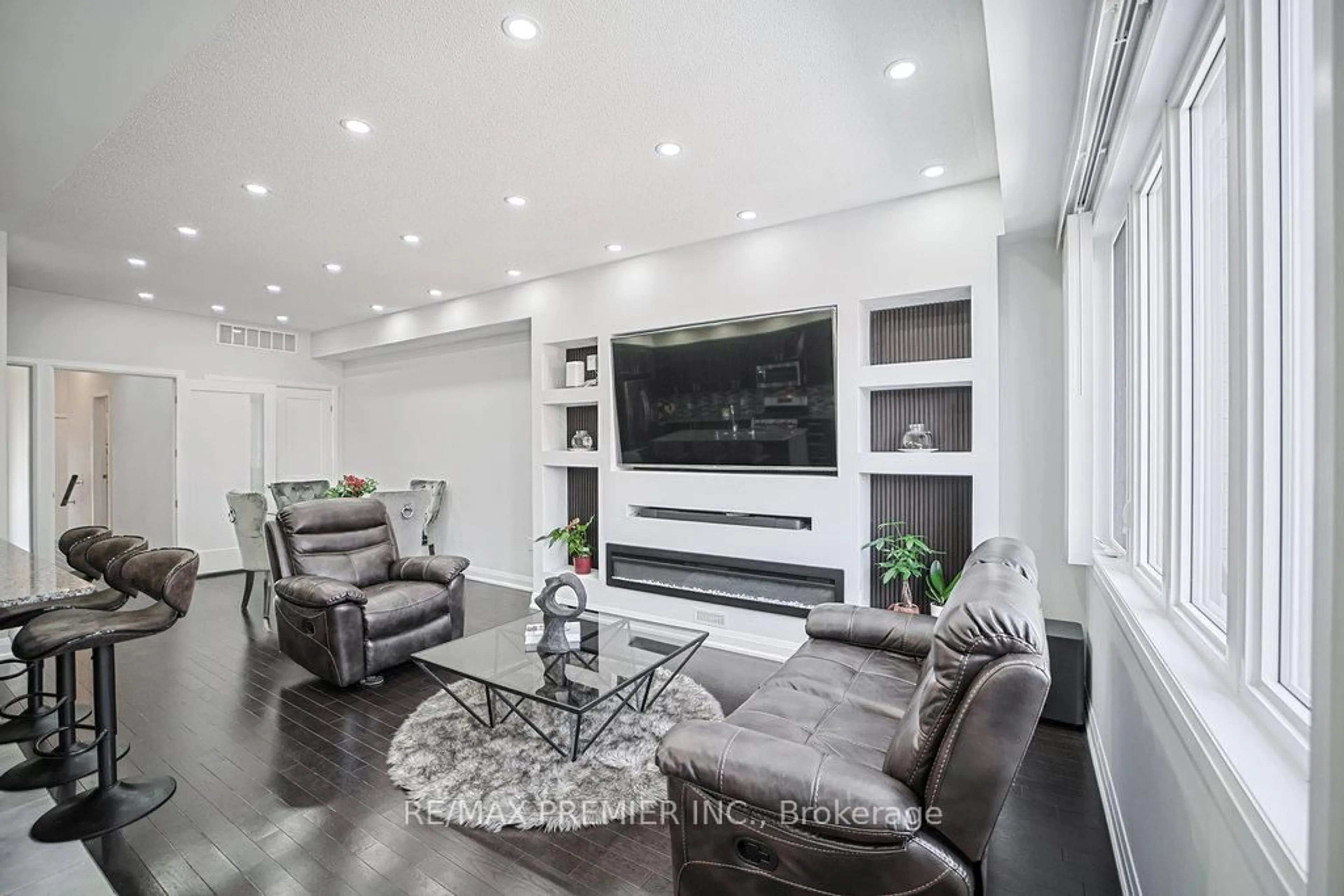 Living room with furniture, unknown for 131 Landolfi Way, Bradford West Gwillimbury Ontario L3Z 4L7