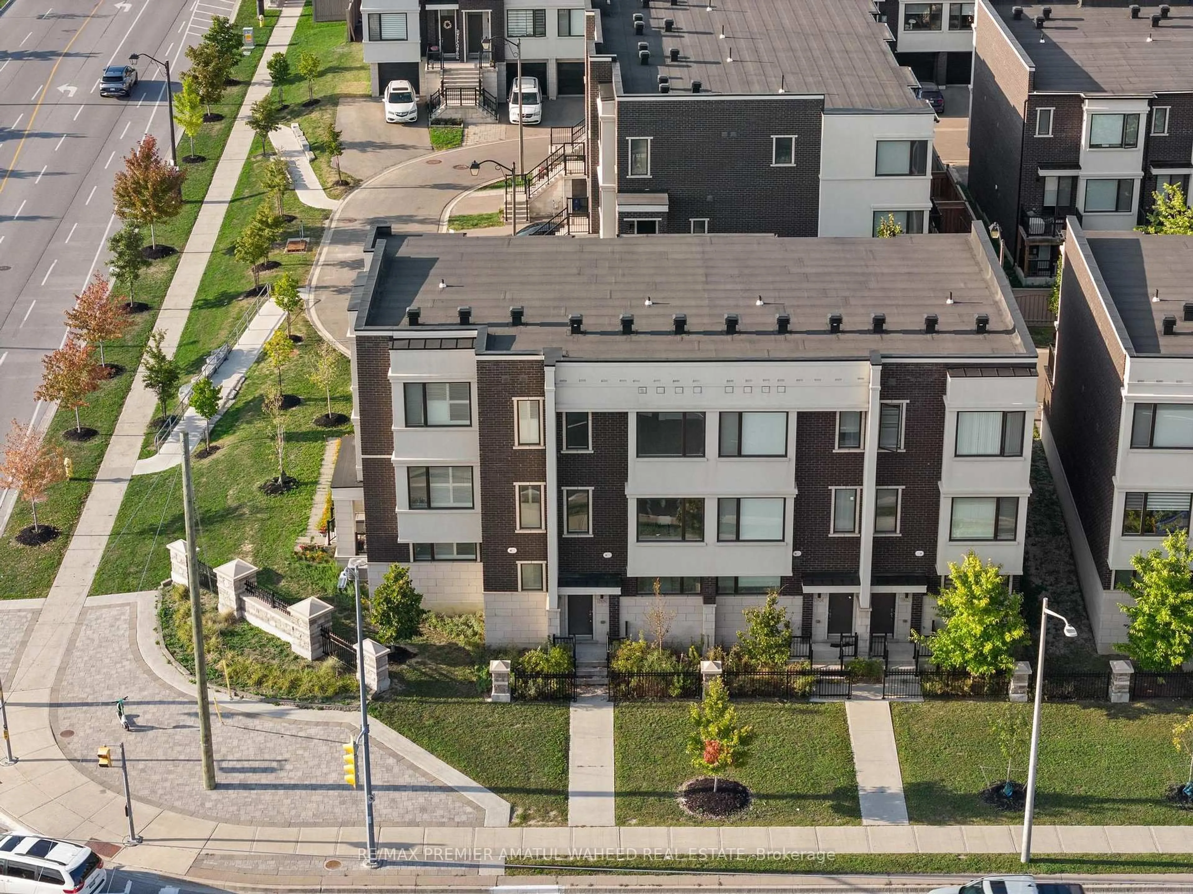 A pic from outside/outdoor area/front of a property/back of a property/a pic from drone, city buildings view from balcony for 3928 Major Mackenzie Dr, Vaughan Ontario L4H 4R2