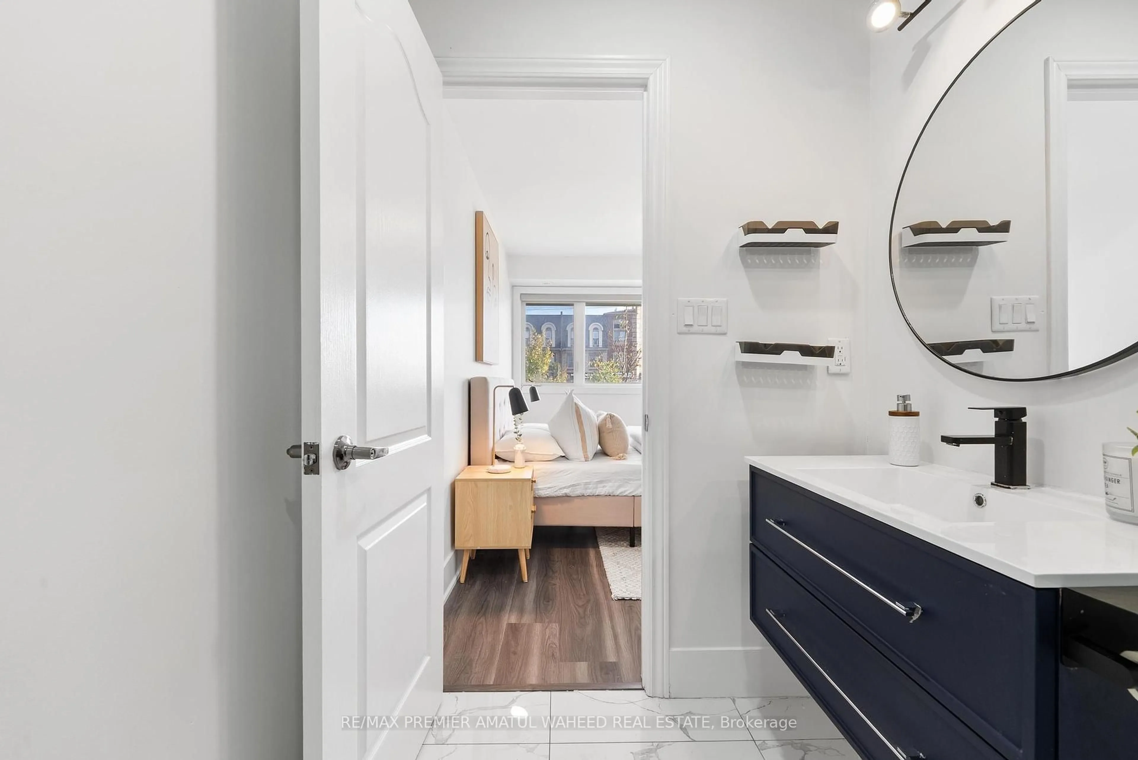 Contemporary bathroom, ceramic/tile floor for 3928 Major Mackenzie Dr, Vaughan Ontario L4H 4R2