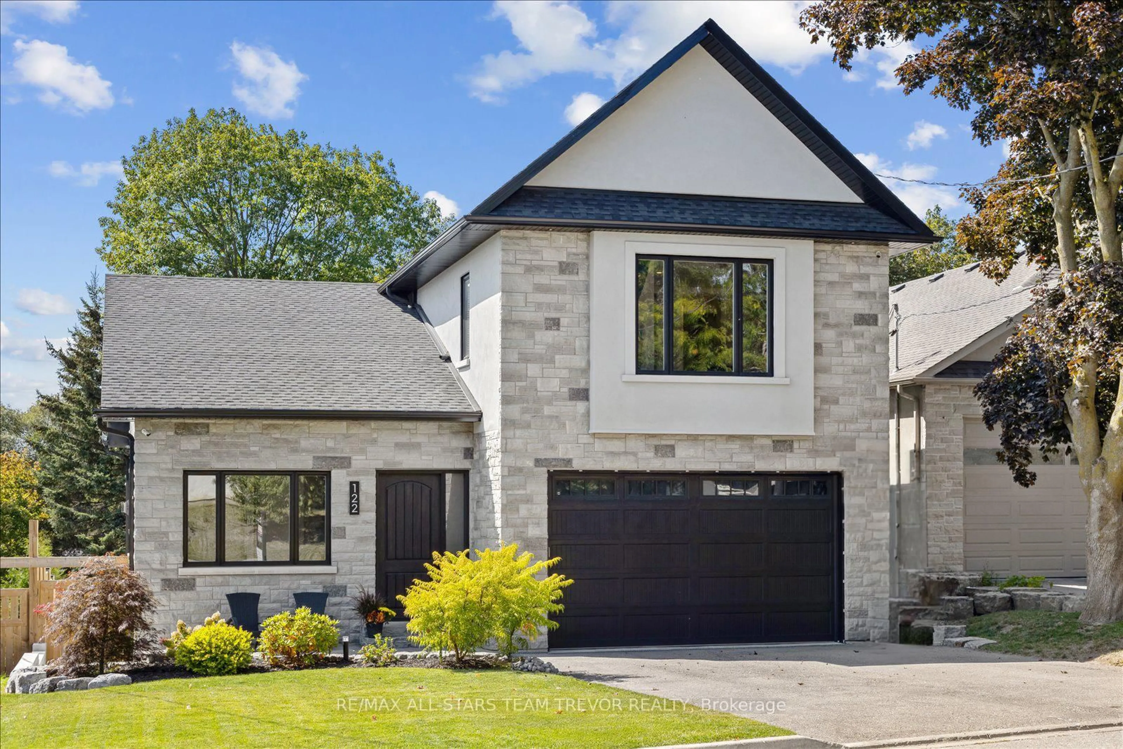 Home with brick exterior material, street for 122 Roxborough Rd, Newmarket Ontario L3Y 3L2