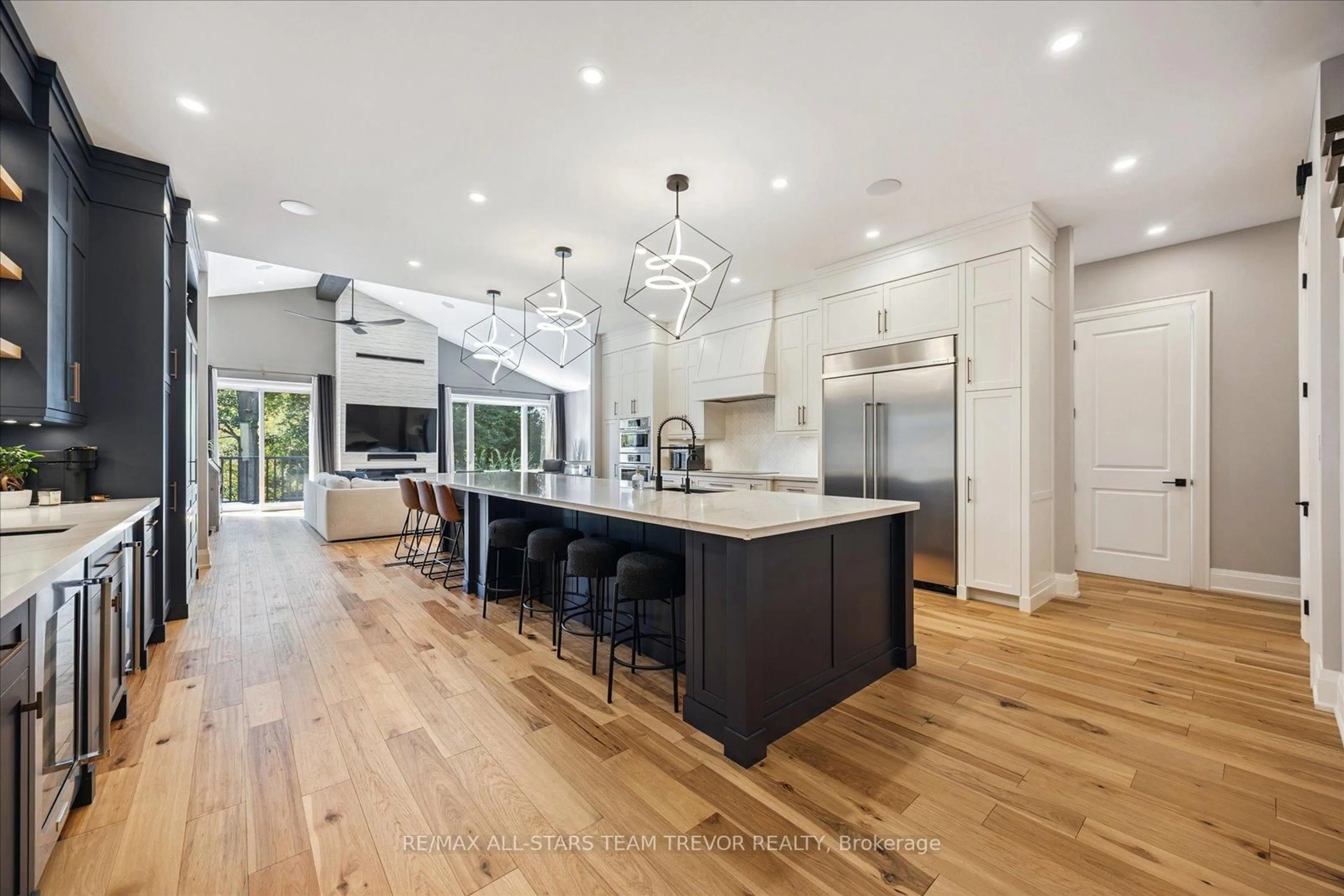 Open concept kitchen, unknown for 122 Roxborough Rd, Newmarket Ontario L3Y 3L2