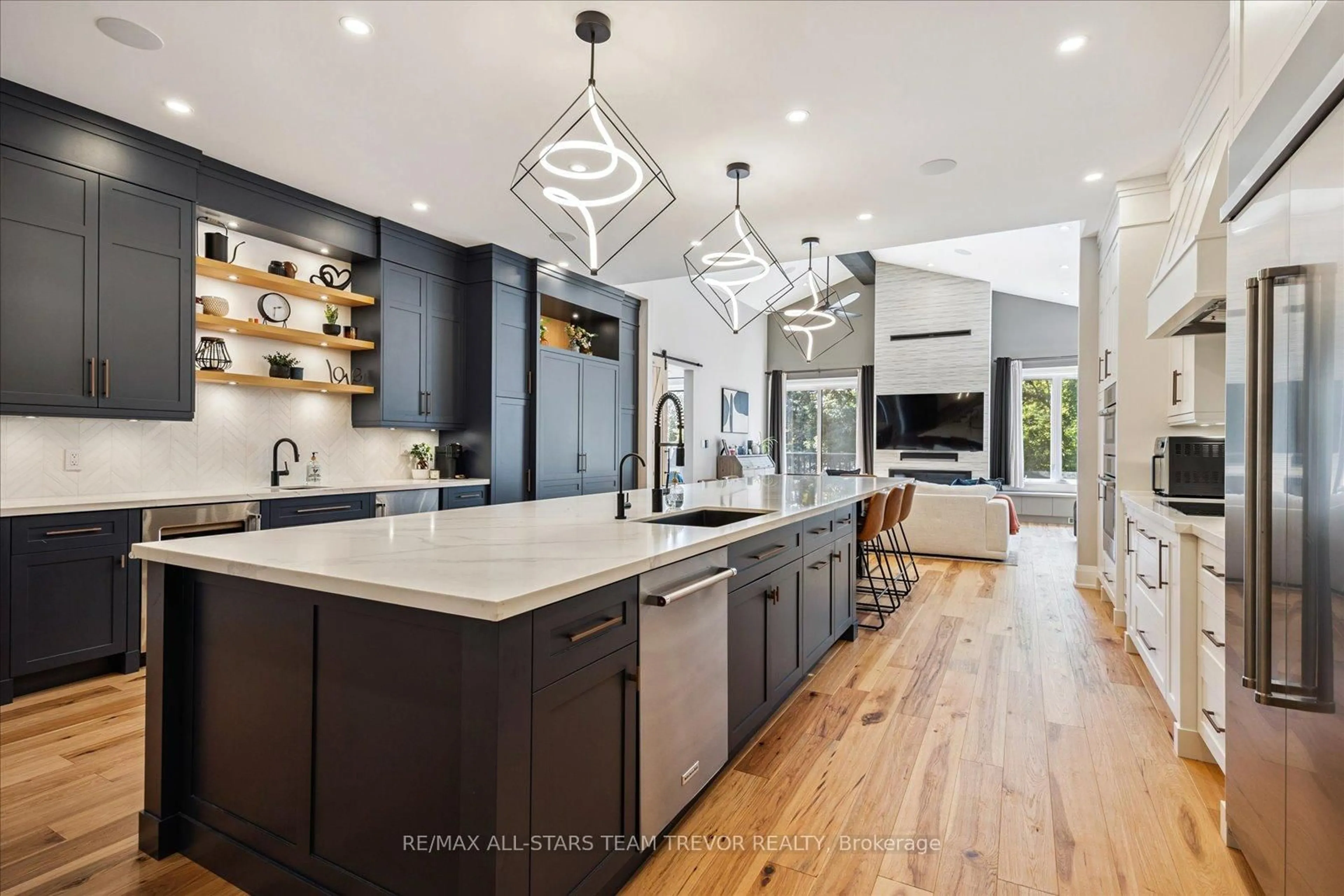 Contemporary kitchen, unknown for 122 Roxborough Rd, Newmarket Ontario L3Y 3L2
