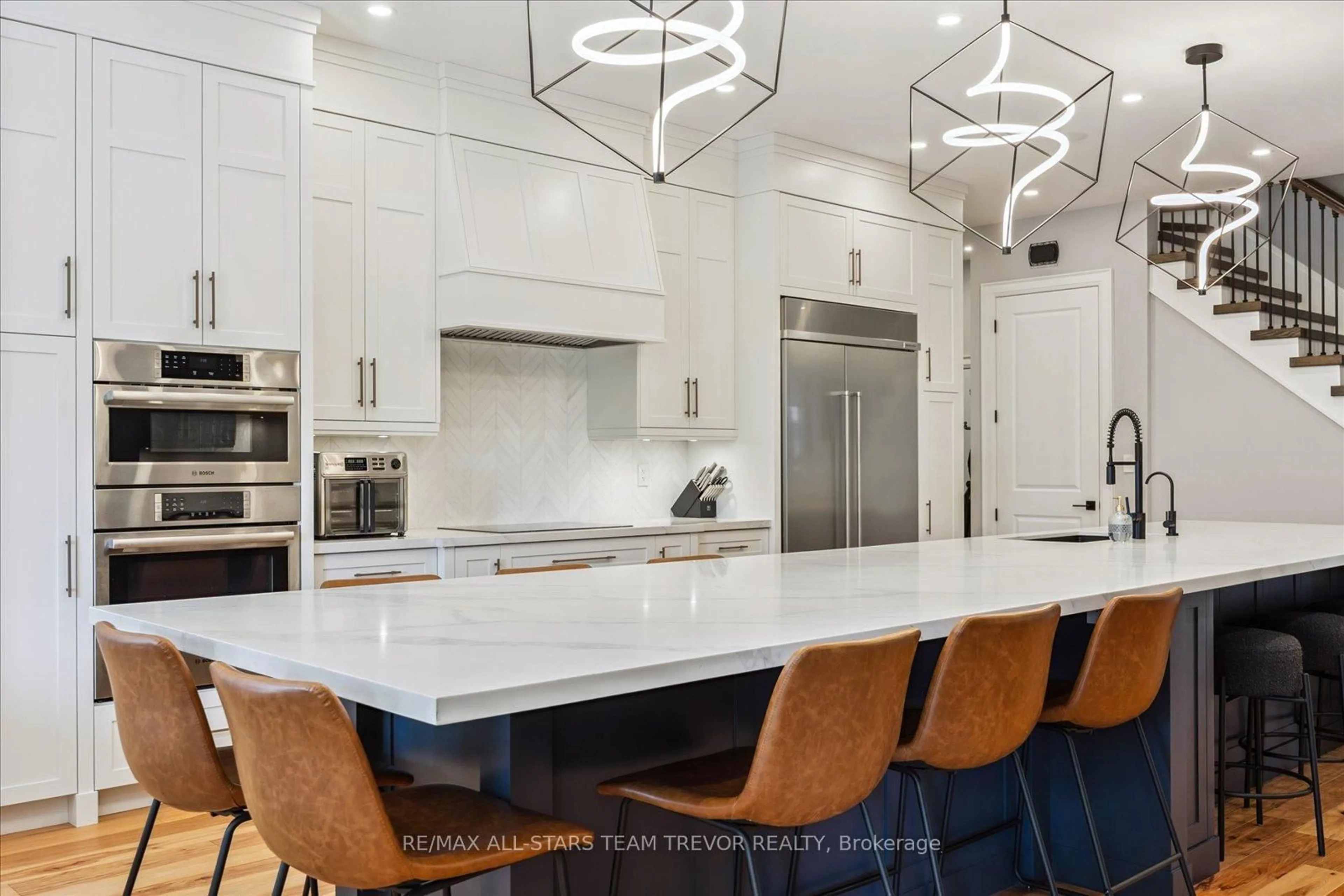 Contemporary kitchen, ceramic/tile floor for 122 Roxborough Rd, Newmarket Ontario L3Y 3L2