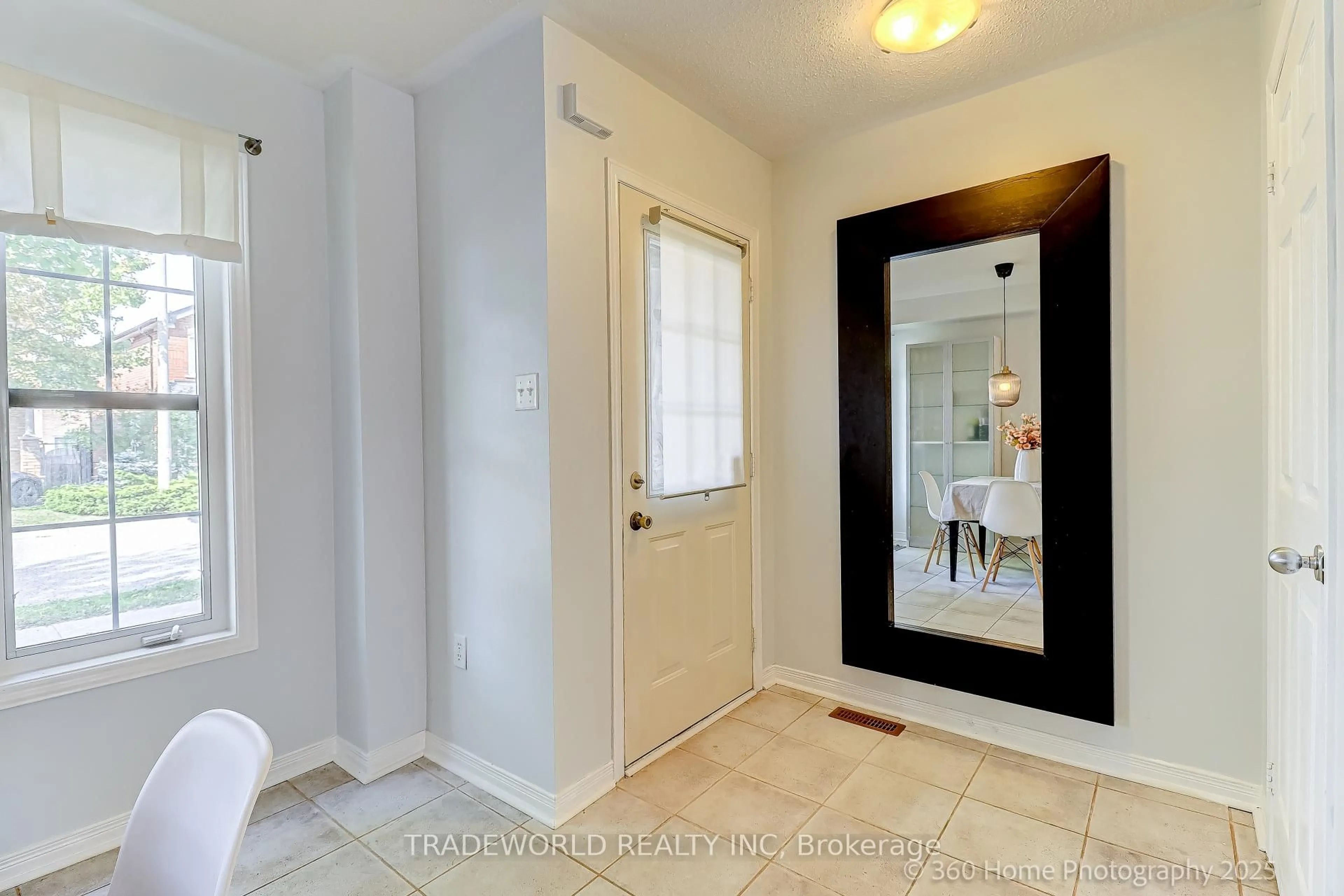 Indoor entryway for 109 Selkirk Dr, Richmond Hill Ontario L4B 4T7