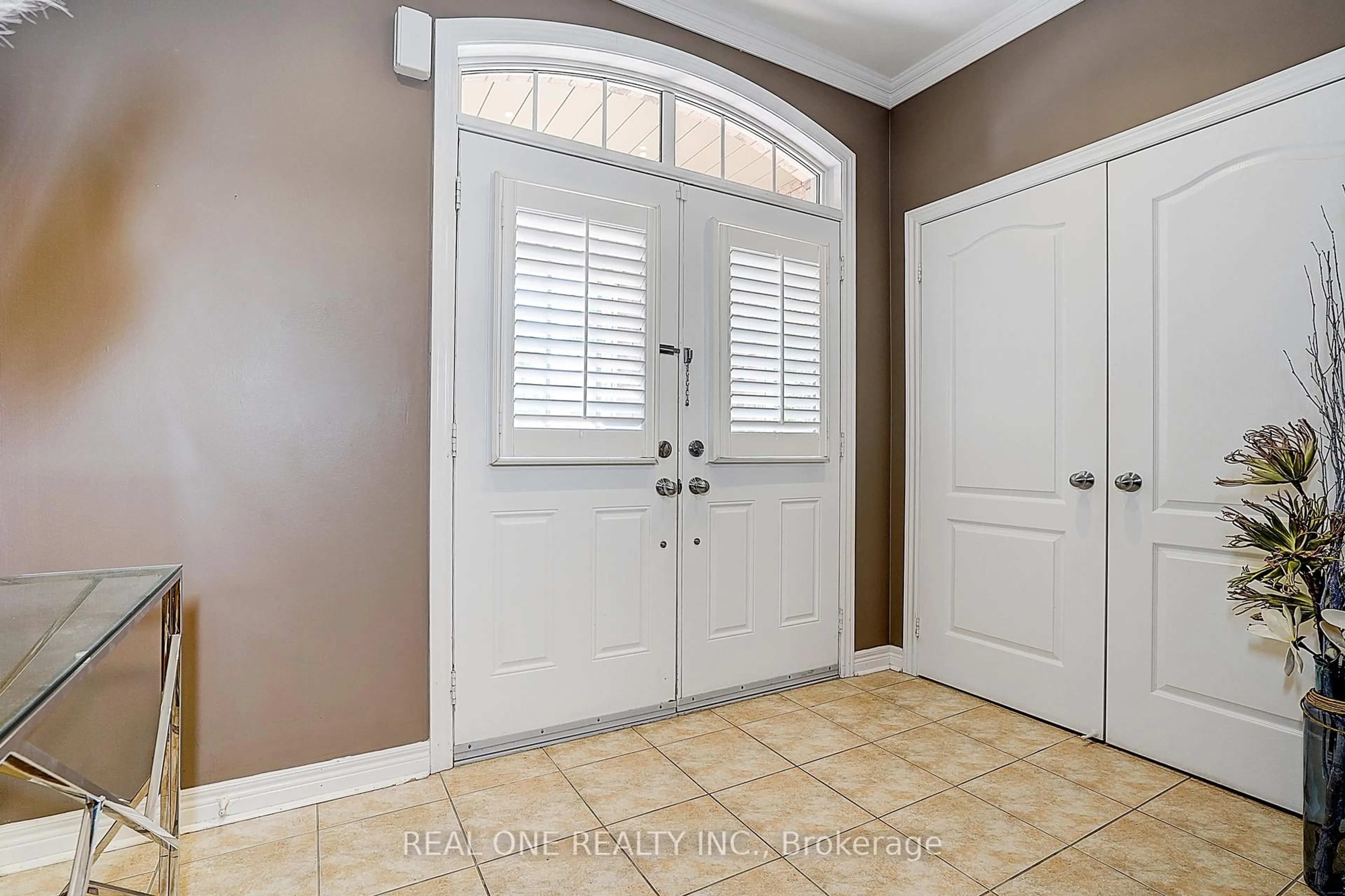 Indoor entryway for 42 Donzi Lane, Vaughan Ontario L6A 0G8