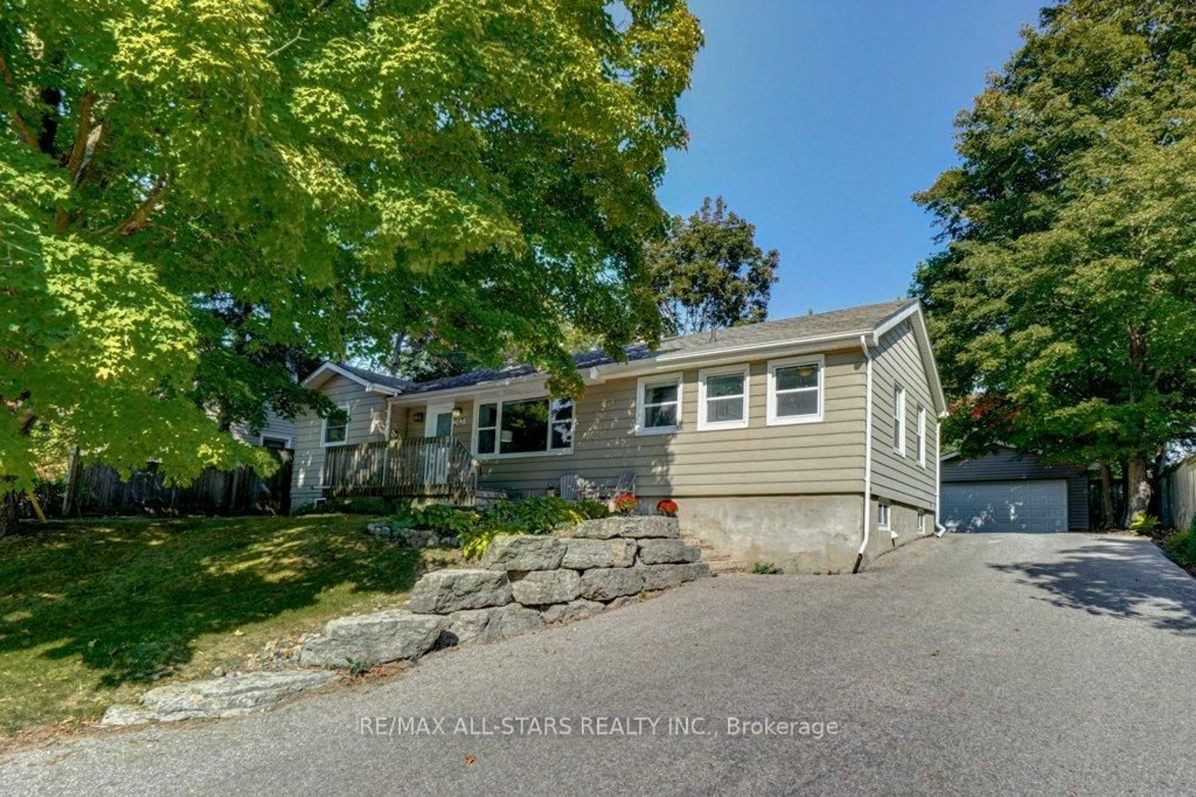 Home with vinyl exterior material, street for 203 East St, Uxbridge Ontario L9P 1L2
