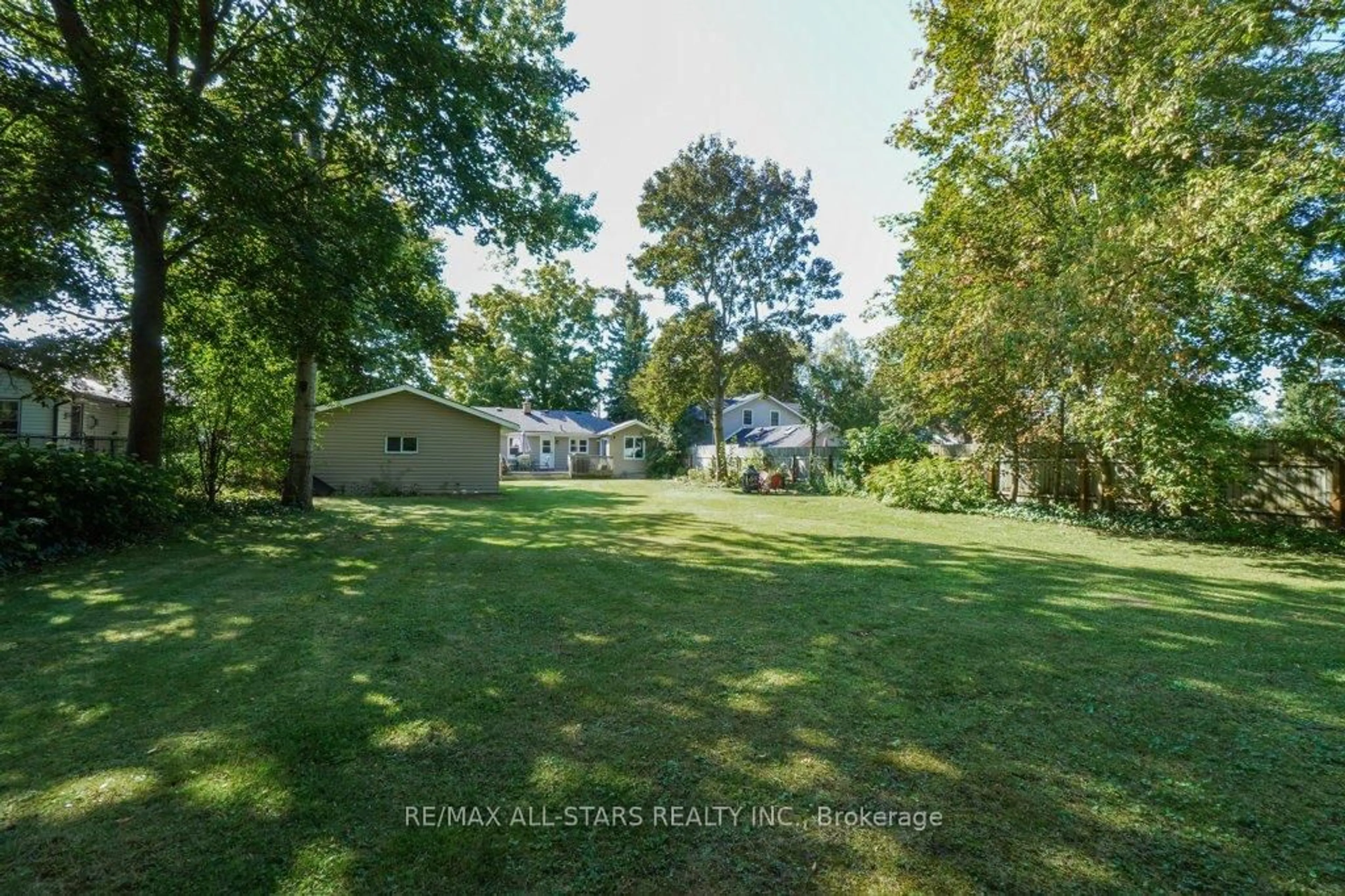 A pic from outside/outdoor area/front of a property/back of a property/a pic from drone, unknown for 203 East St, Uxbridge Ontario L9P 1L2