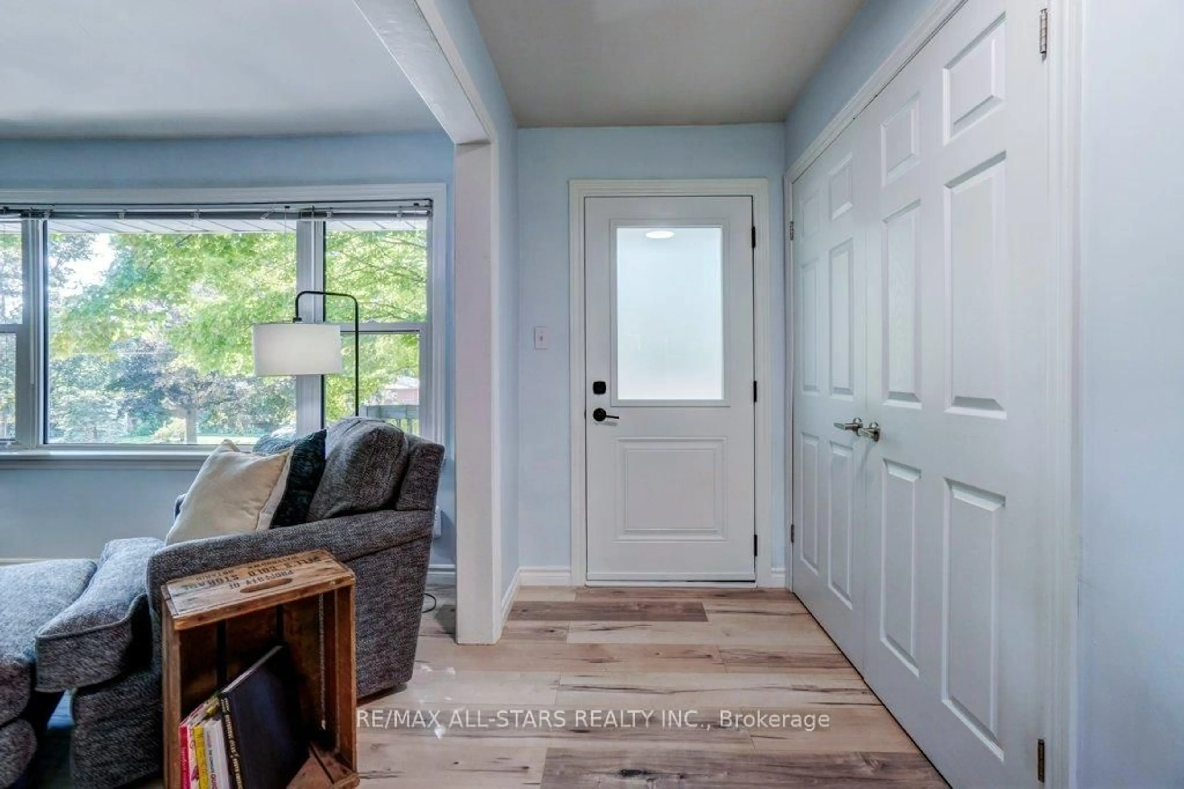 Indoor entryway for 203 East St, Uxbridge Ontario L9P 1L2