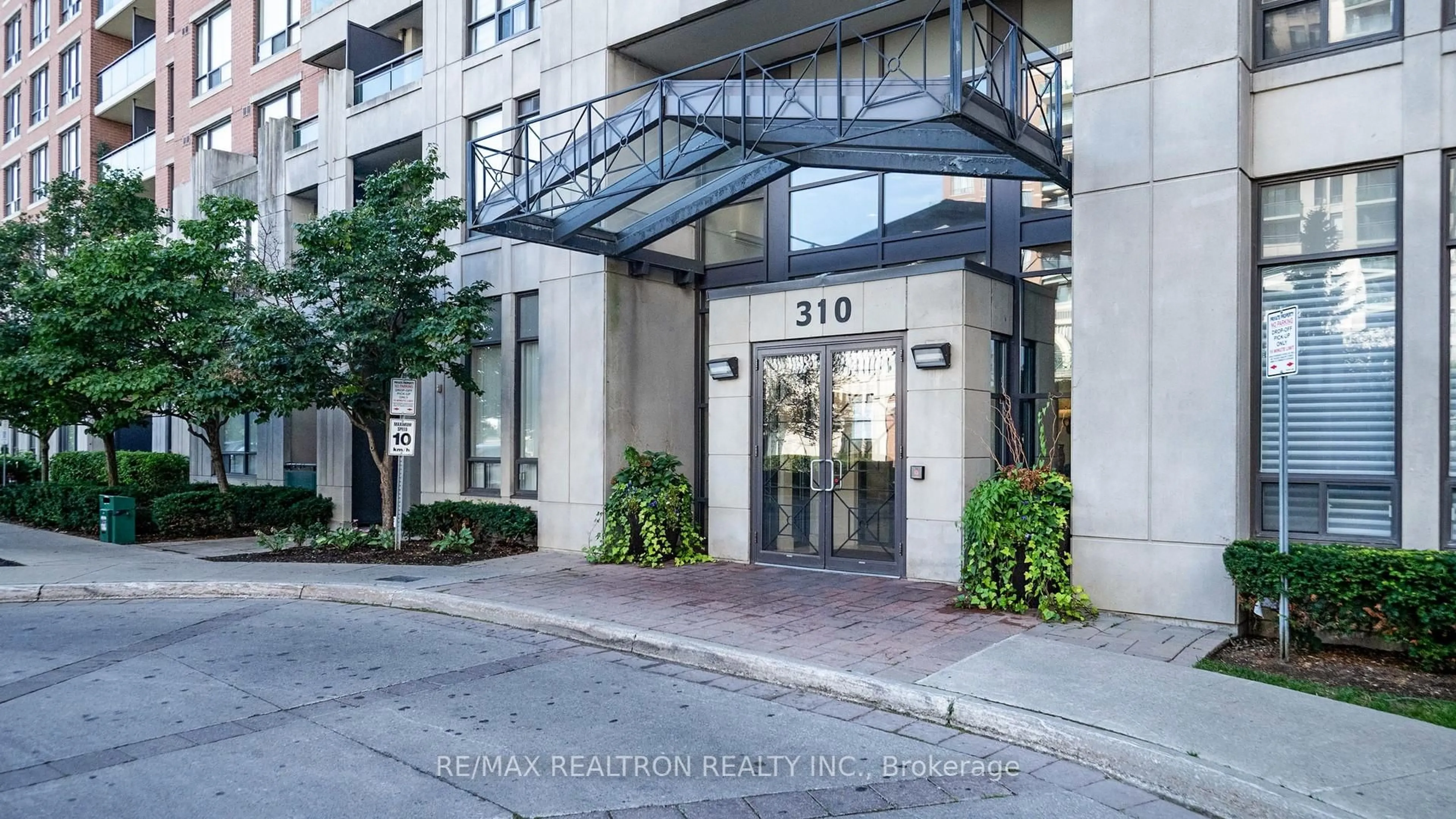 Indoor foyer for 310 Red Maple Rd #608, Richmond Hill Ontario L4C 0T7
