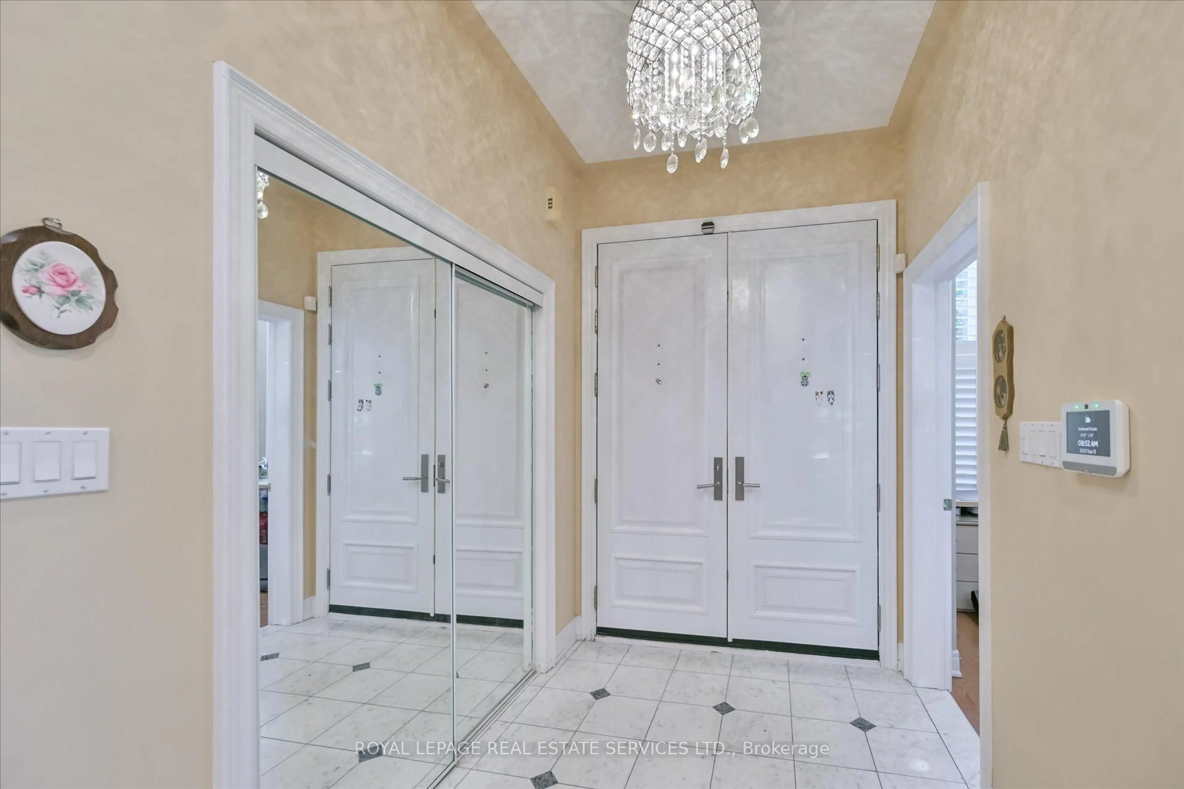 Indoor entryway for 95 Loudon Cres, Vaughan Ontario L4J 8N4