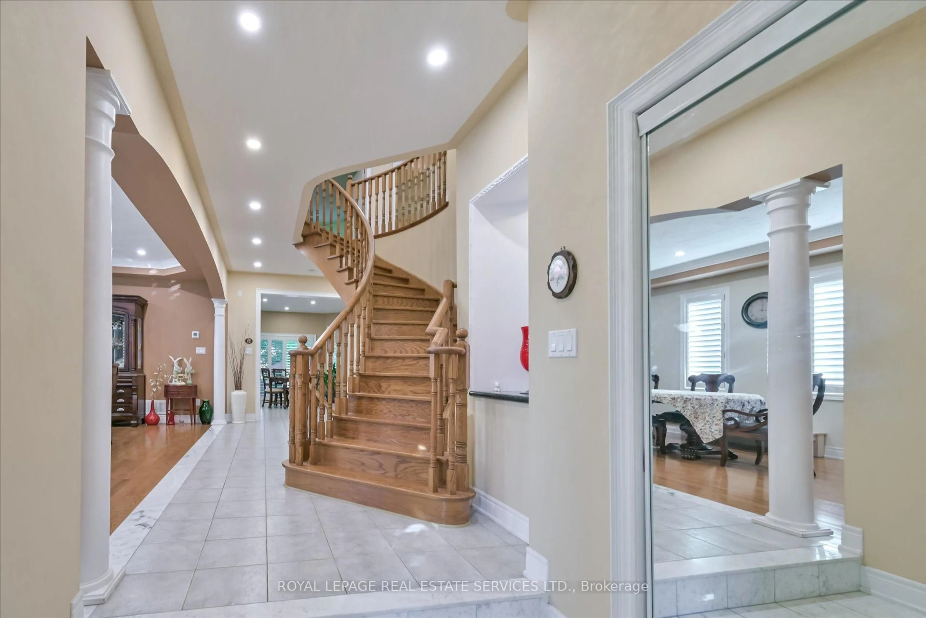 Indoor foyer for 95 Loudon Cres, Vaughan Ontario L4J 8N4