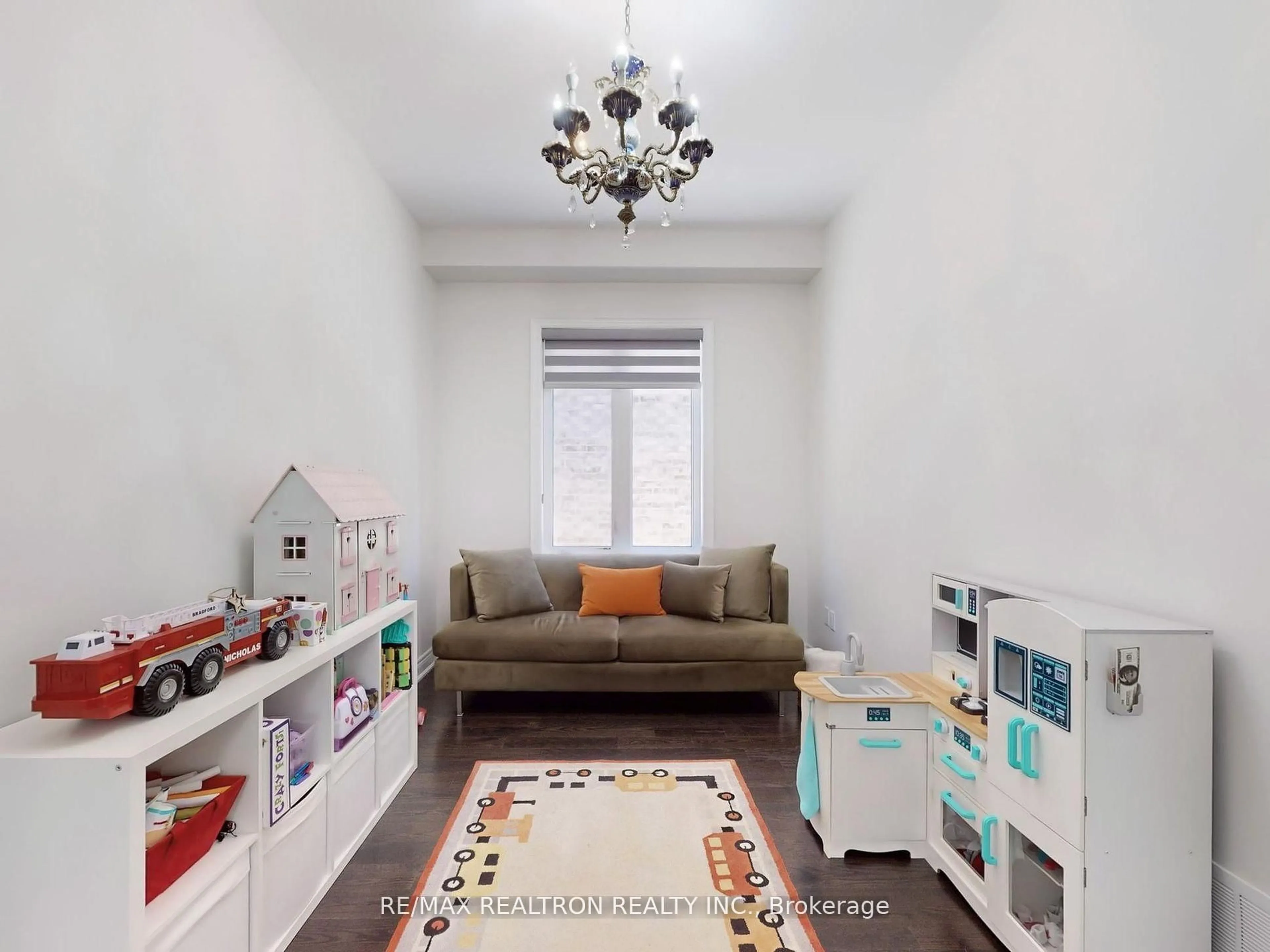 Living room with furniture, unknown for 39 Aelick Crt, Bradford West Gwillimbury Ontario L3Z 0S9