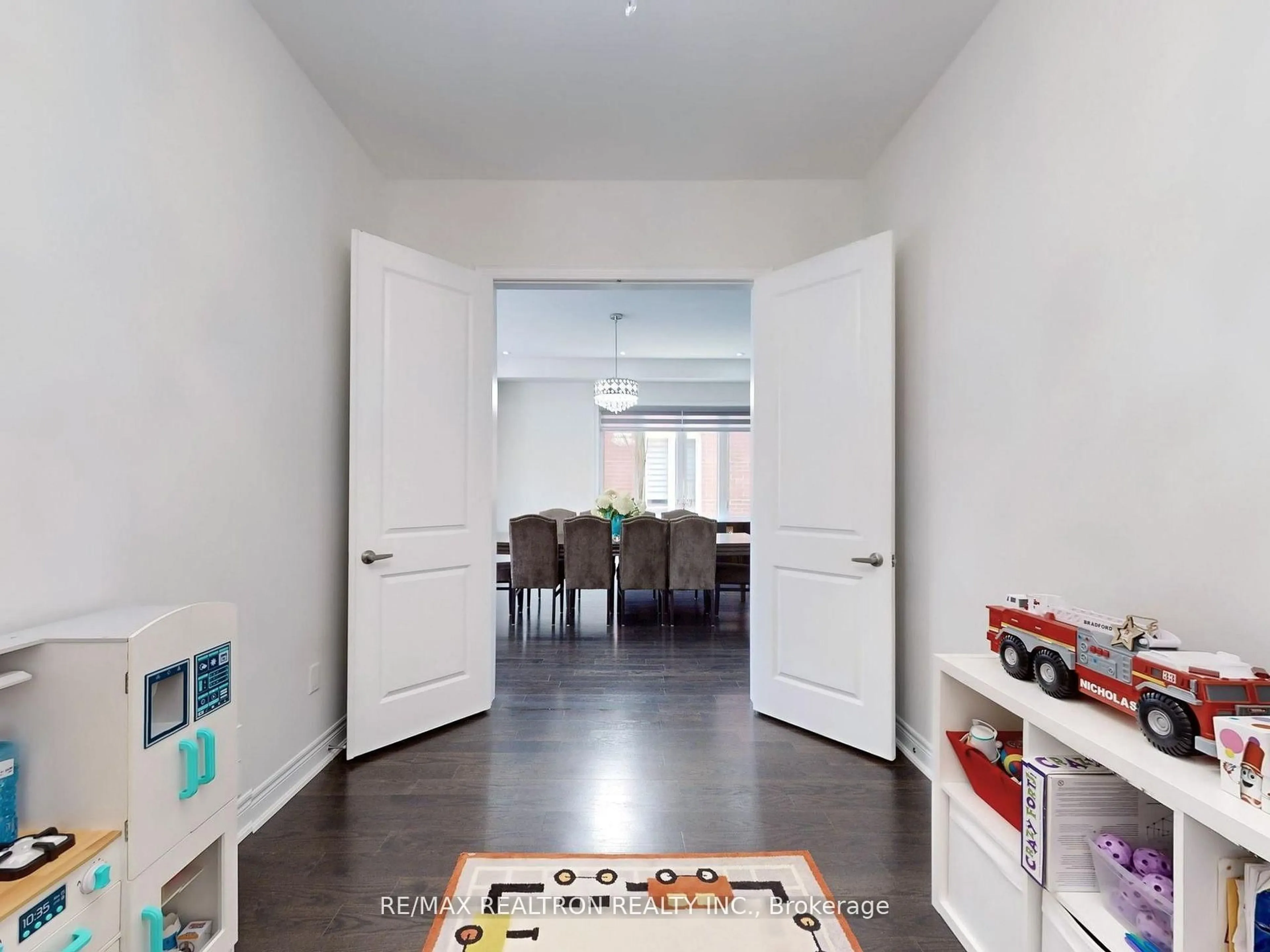 Indoor entryway for 39 Aelick Crt, Bradford West Gwillimbury Ontario L3Z 0S9