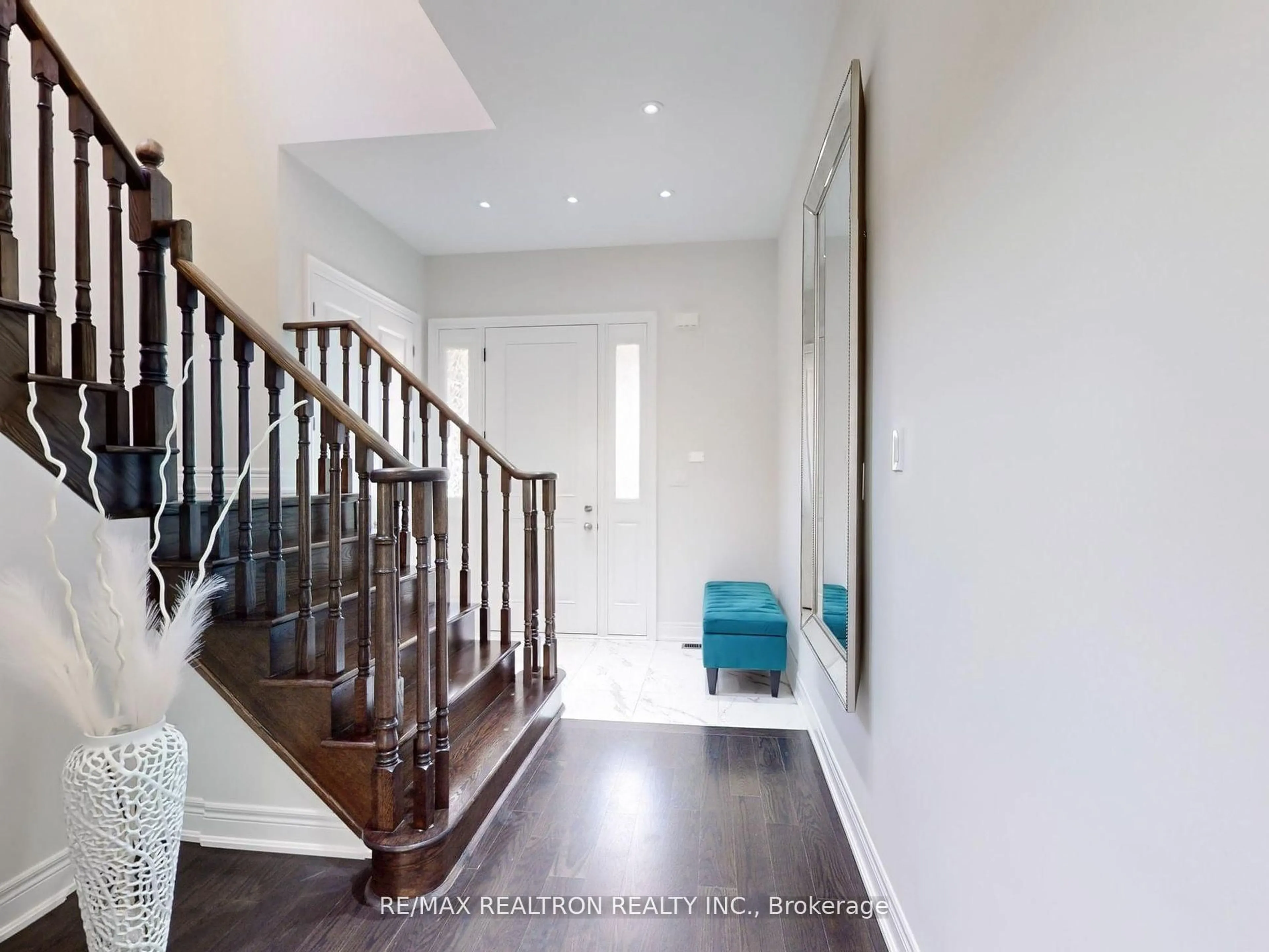 Indoor entryway for 39 Aelick Crt, Bradford West Gwillimbury Ontario L3Z 0S9