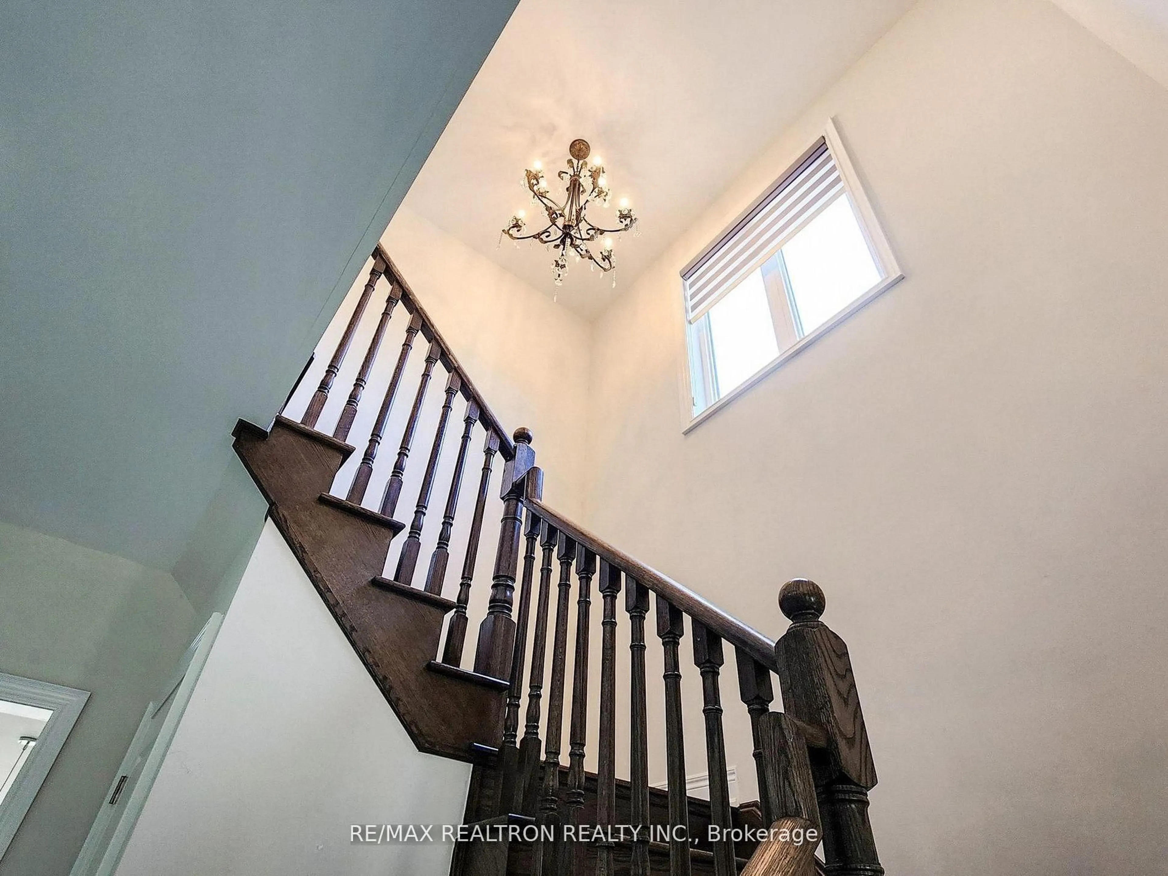 Stairs for 39 Aelick Crt, Bradford West Gwillimbury Ontario L3Z 0S9