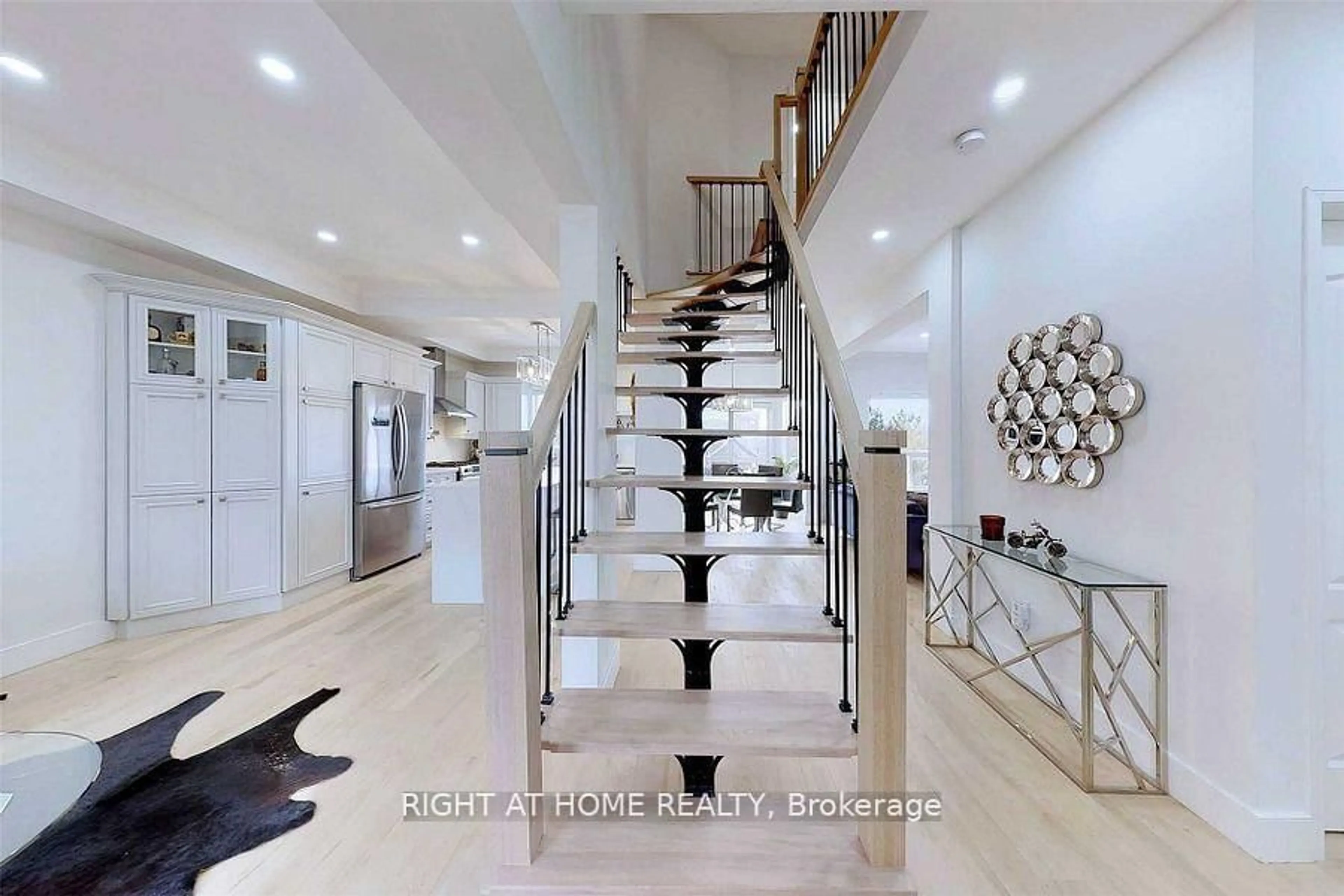 Indoor foyer for 1269 Gina St, Innisfil Ontario L9S 1T1