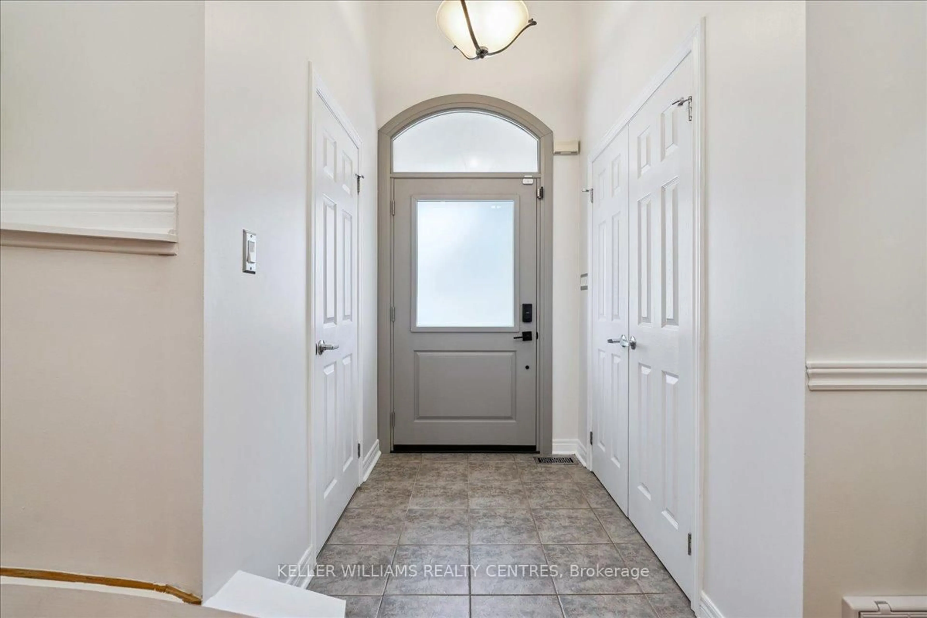 Indoor entryway for 70 Earl Stewart Dr, Aurora Ontario L4G 7P4