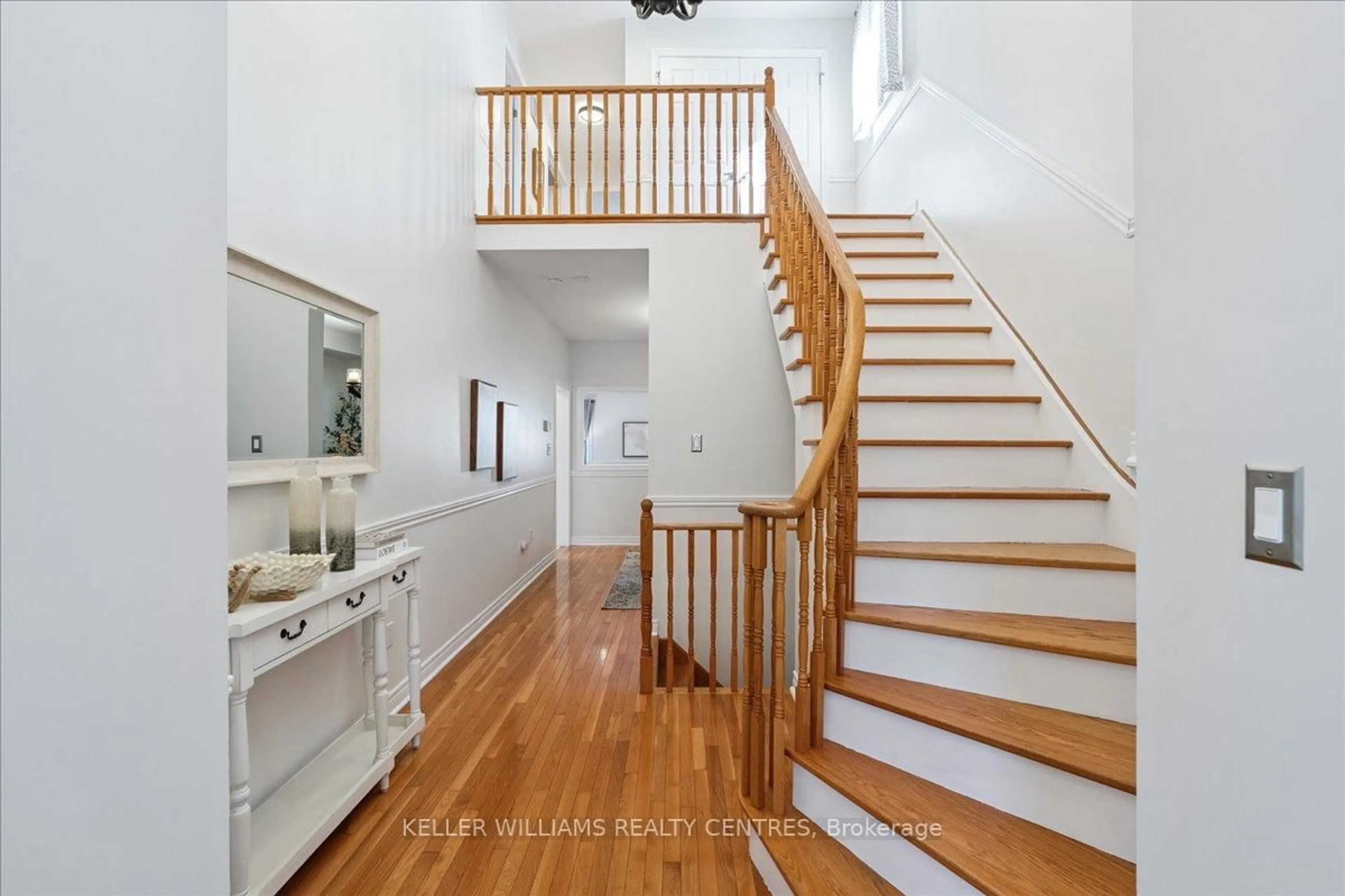 Indoor foyer for 70 Earl Stewart Dr, Aurora Ontario L4G 7P4