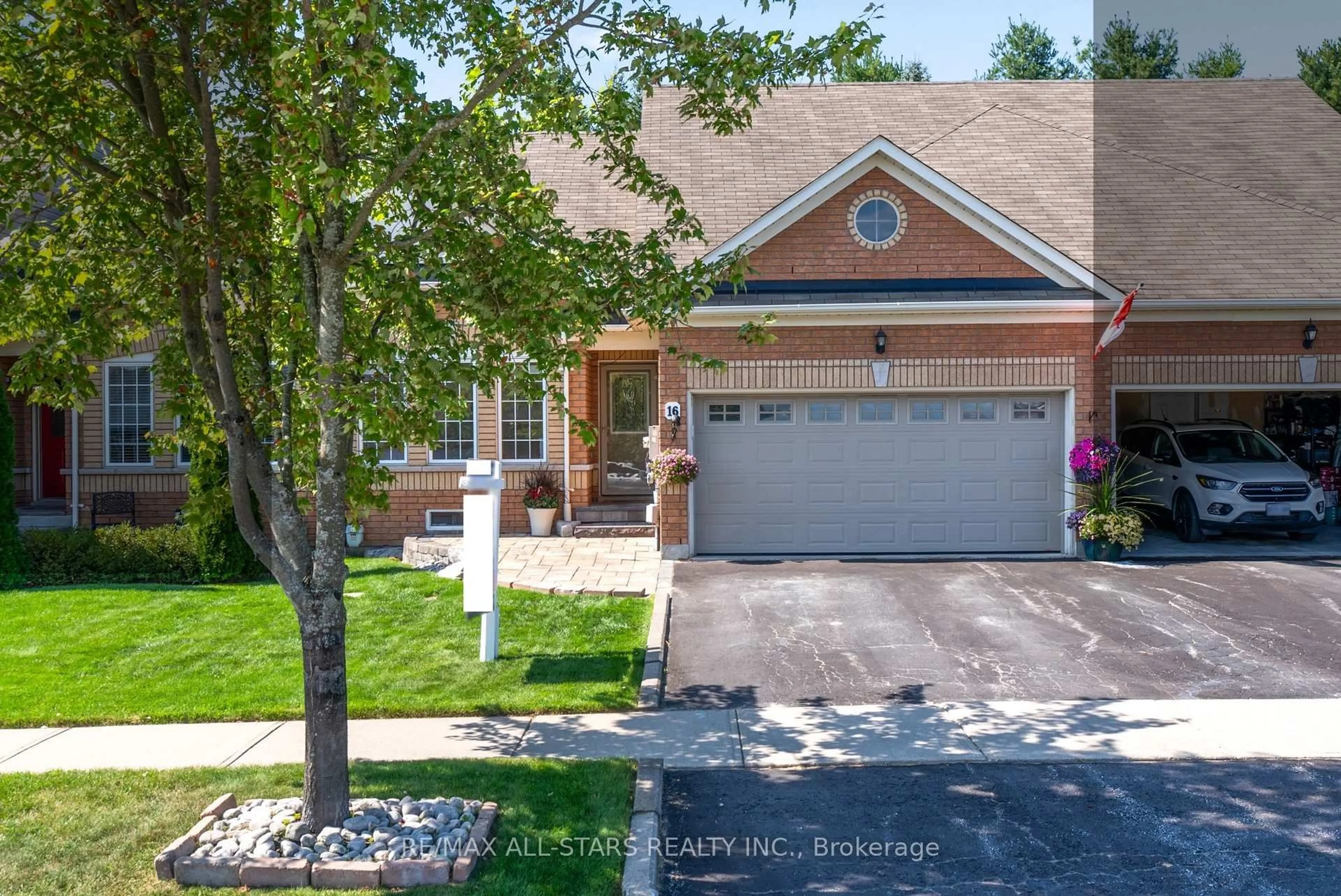 A pic from outside/outdoor area/front of a property/back of a property/a pic from drone, street for 16 Norm Goodspeed Dr, Uxbridge Ontario L9P 0A4