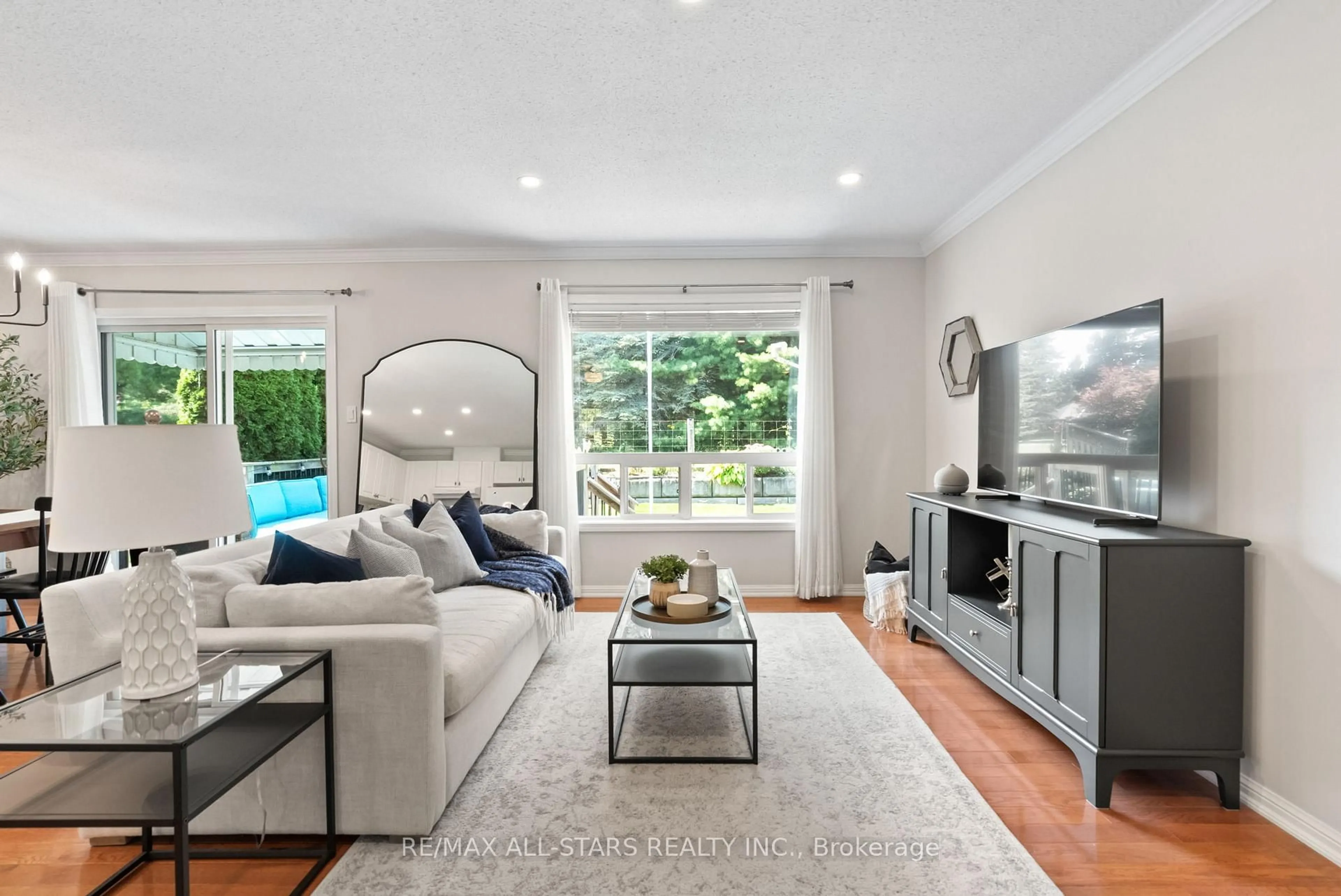 Living room with furniture, ceramic/tile floor for 16 Norm Goodspeed Dr, Uxbridge Ontario L9P 0A4