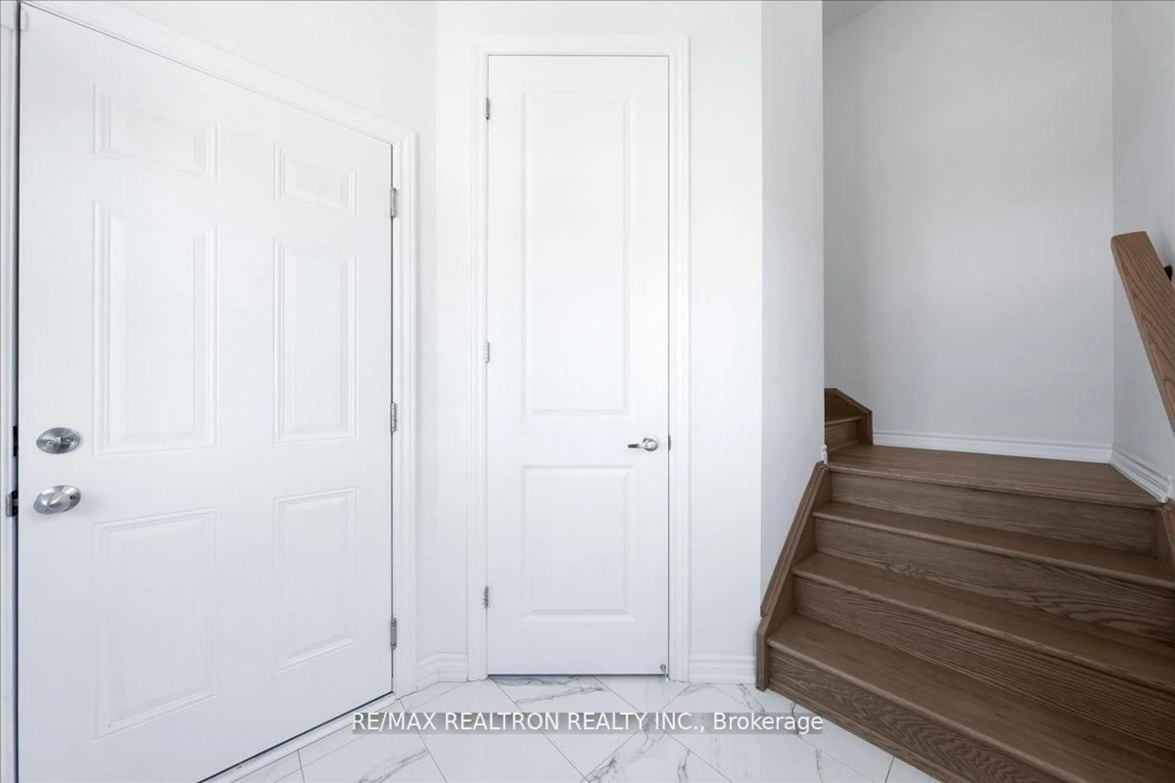 Indoor entryway for 65 Jonkman Blvd, Bradford West Gwillimbury Ontario L3Z 4J9
