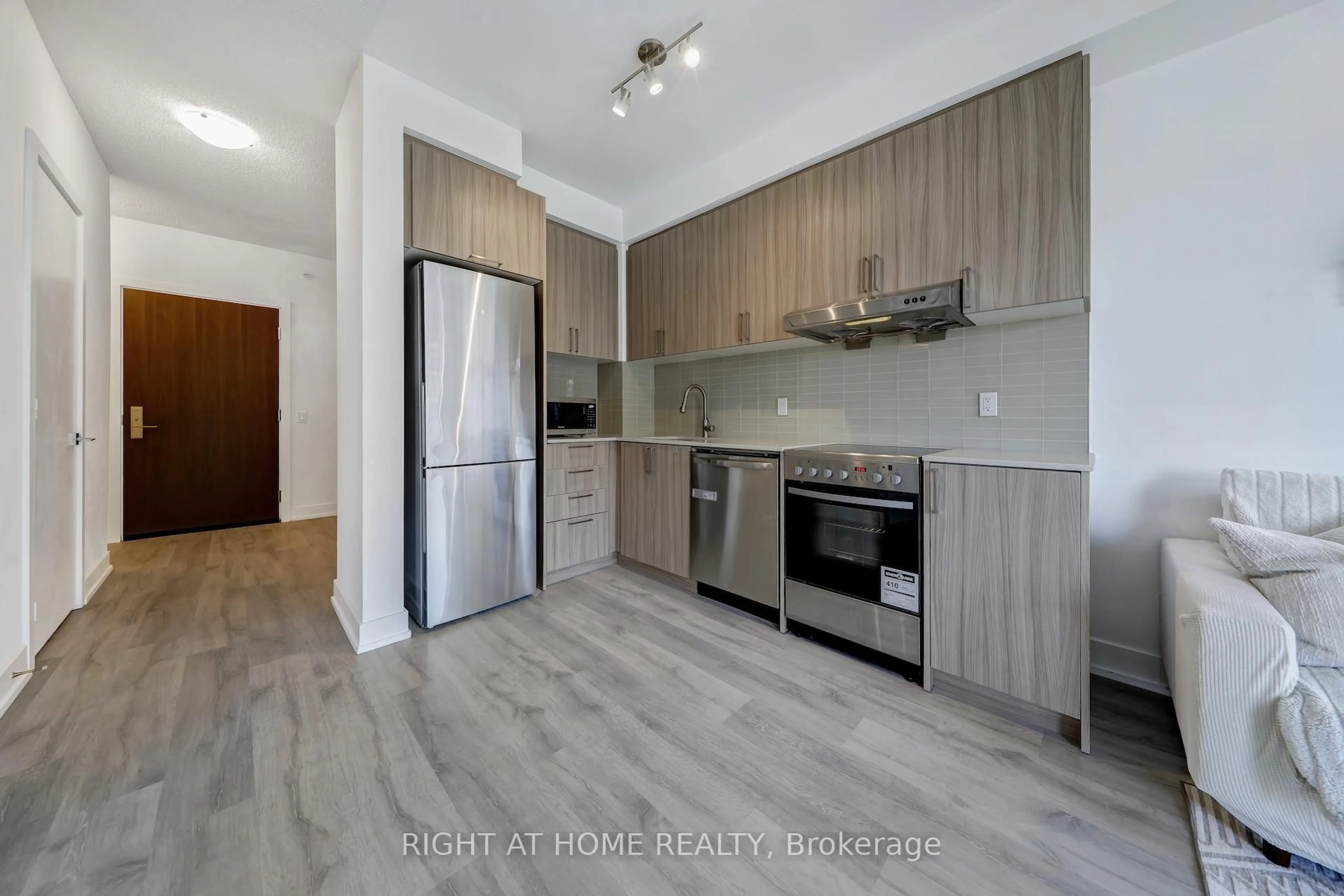 Standard kitchen, wood/laminate floor for 278 Buchanan Dr #602E, Markham Ontario L3R 6J1